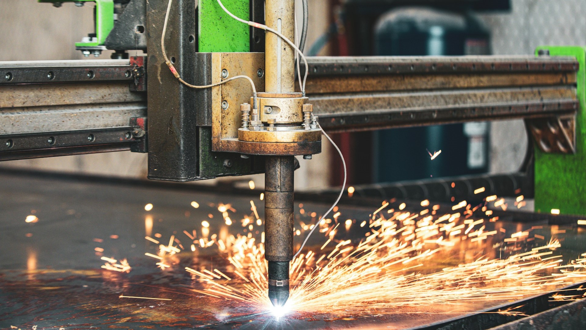 Промышленным предприятиям Петербурга требуется 10 тыс. специалистов