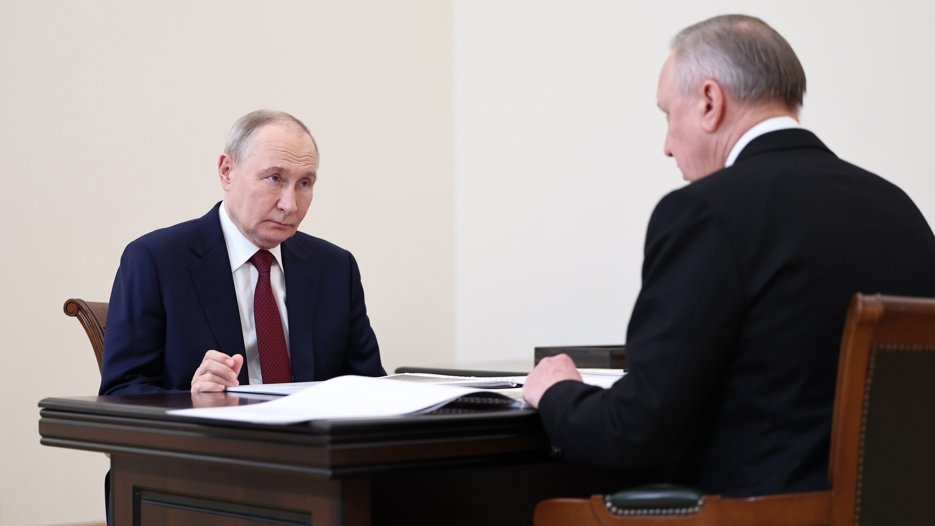 Путин встретился с Бегловым в ходе рабочего визита в Петербург