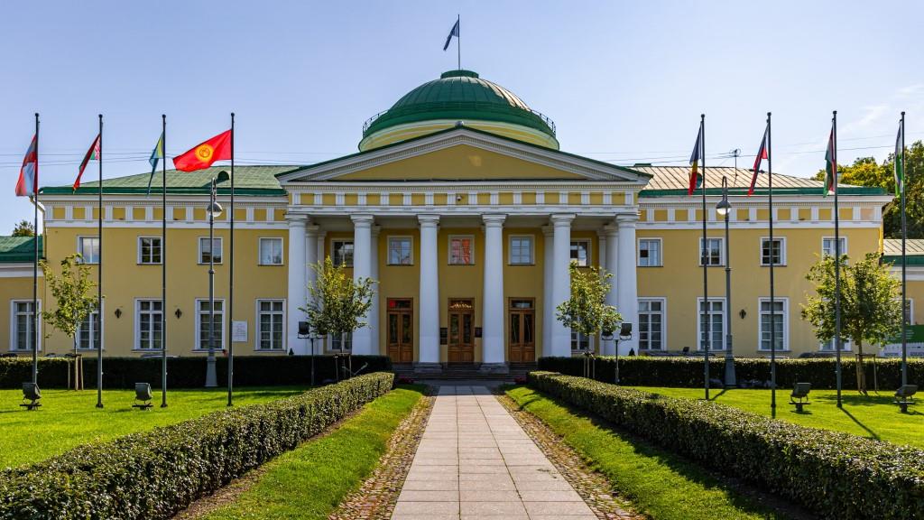 Петербург и Киргизия обсудили развитие проектов в экономике и образовании