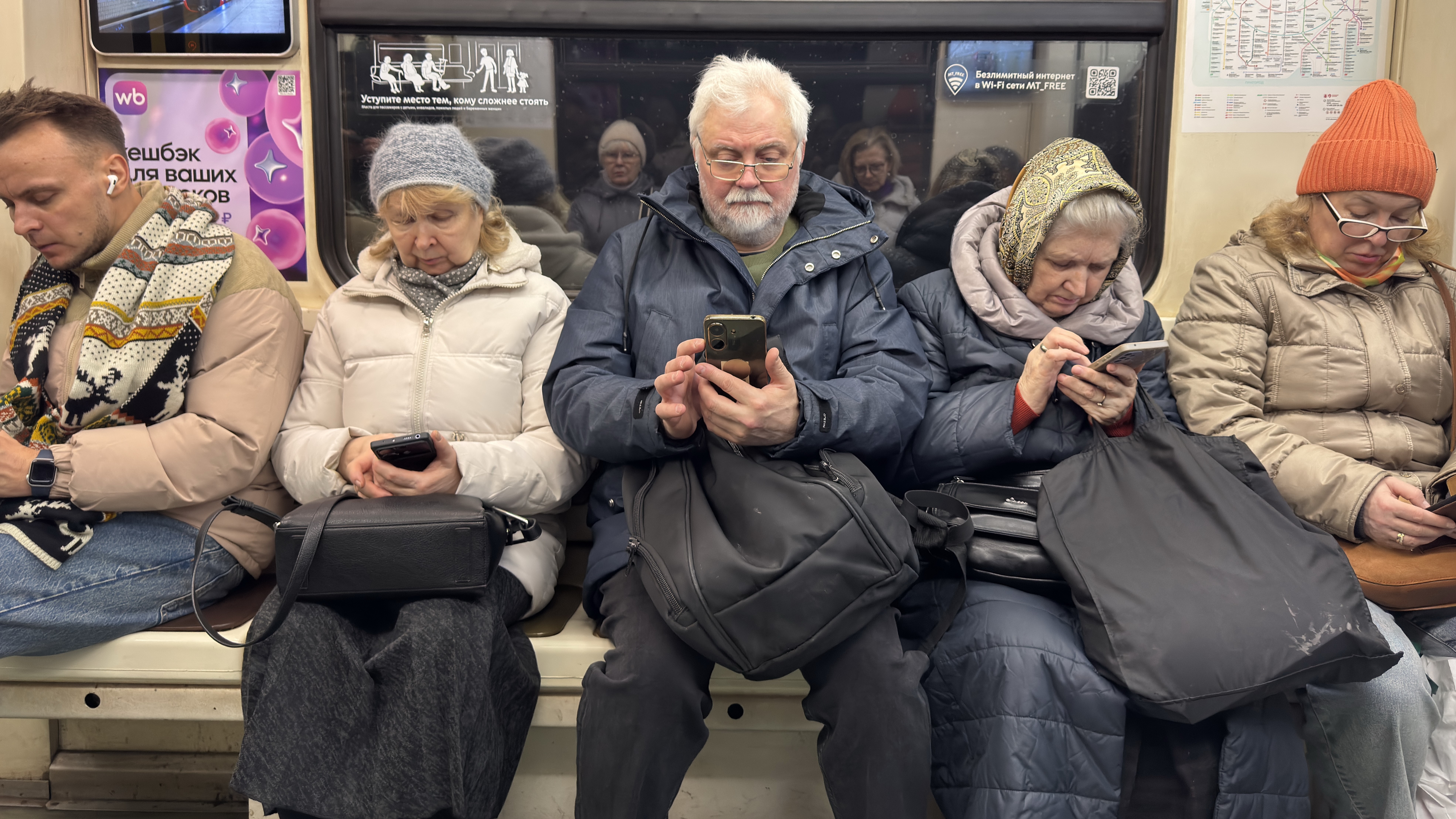 Около половины жителей Петербурга считают себя интернет-зависимыми