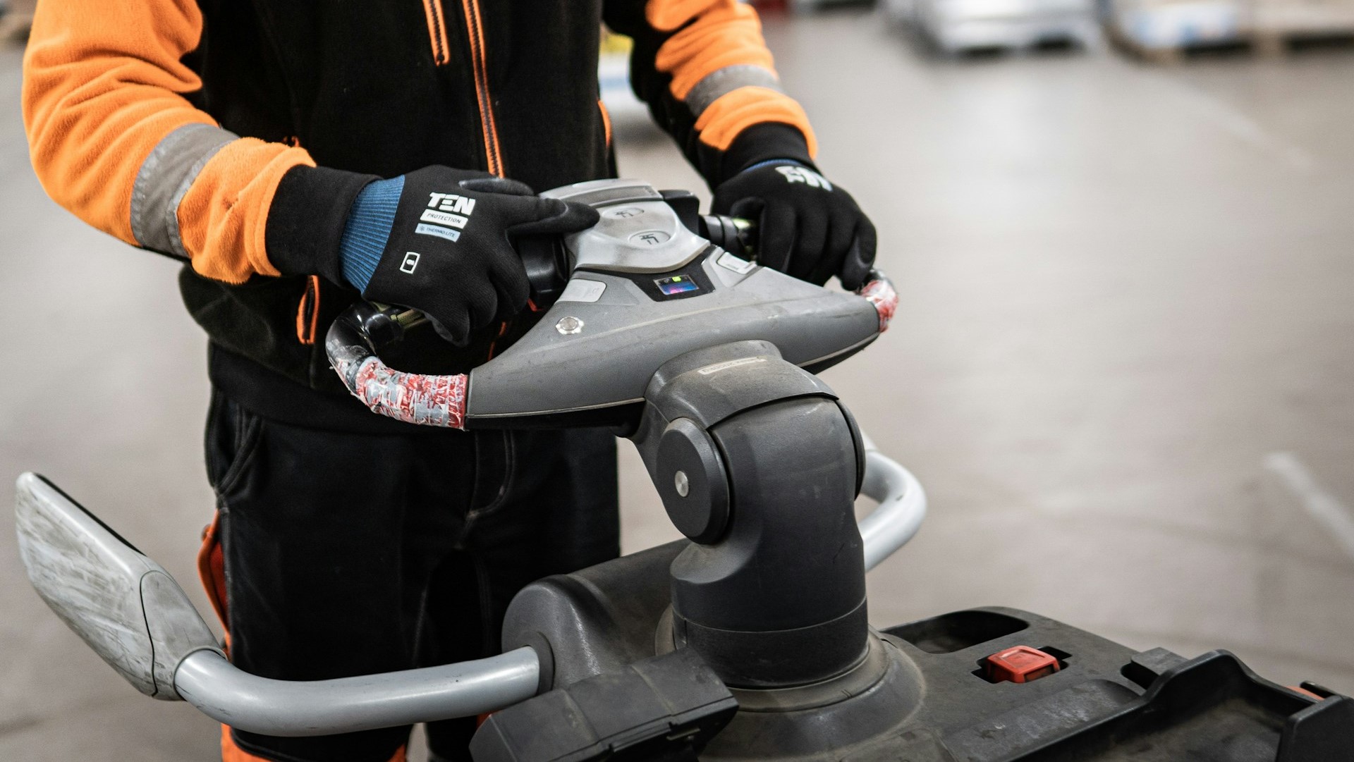 Цифровые навыки и рост зарплат на 12%: как изменилась профессия грузчика в Петербурге