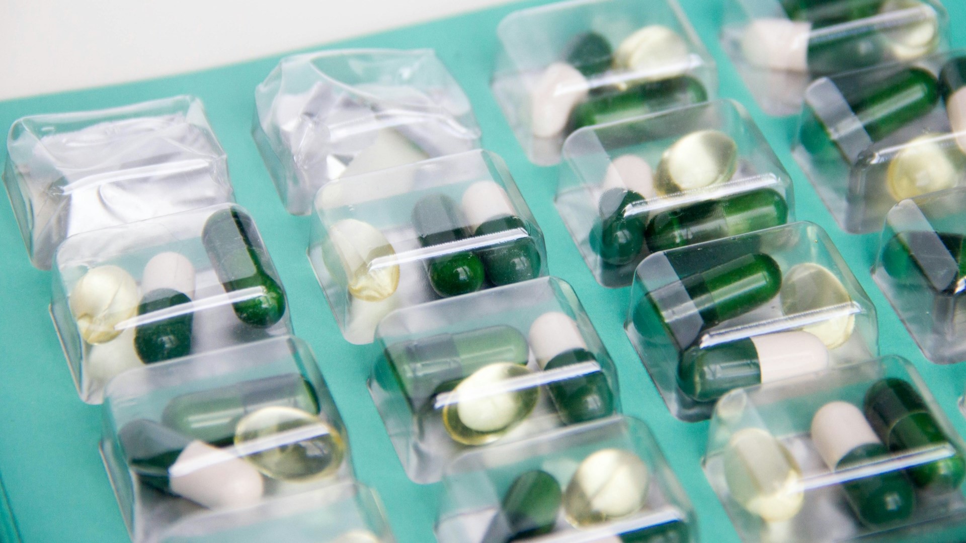 В России продлили особый порядок продажи зарубежных лекарств