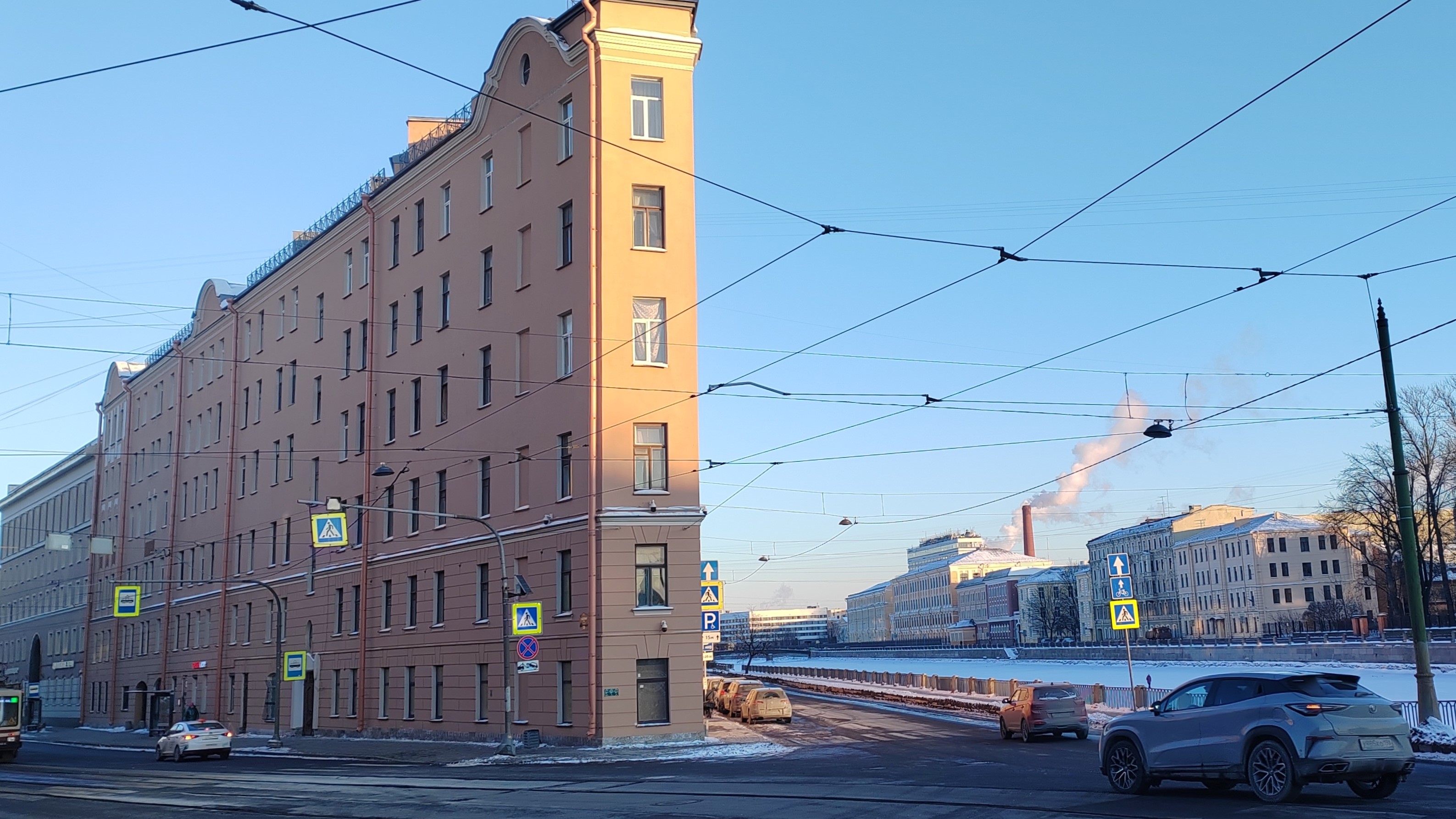 «Чернильница», дом-утюг и «слеза социализма»: смешная архитектура Петербурга