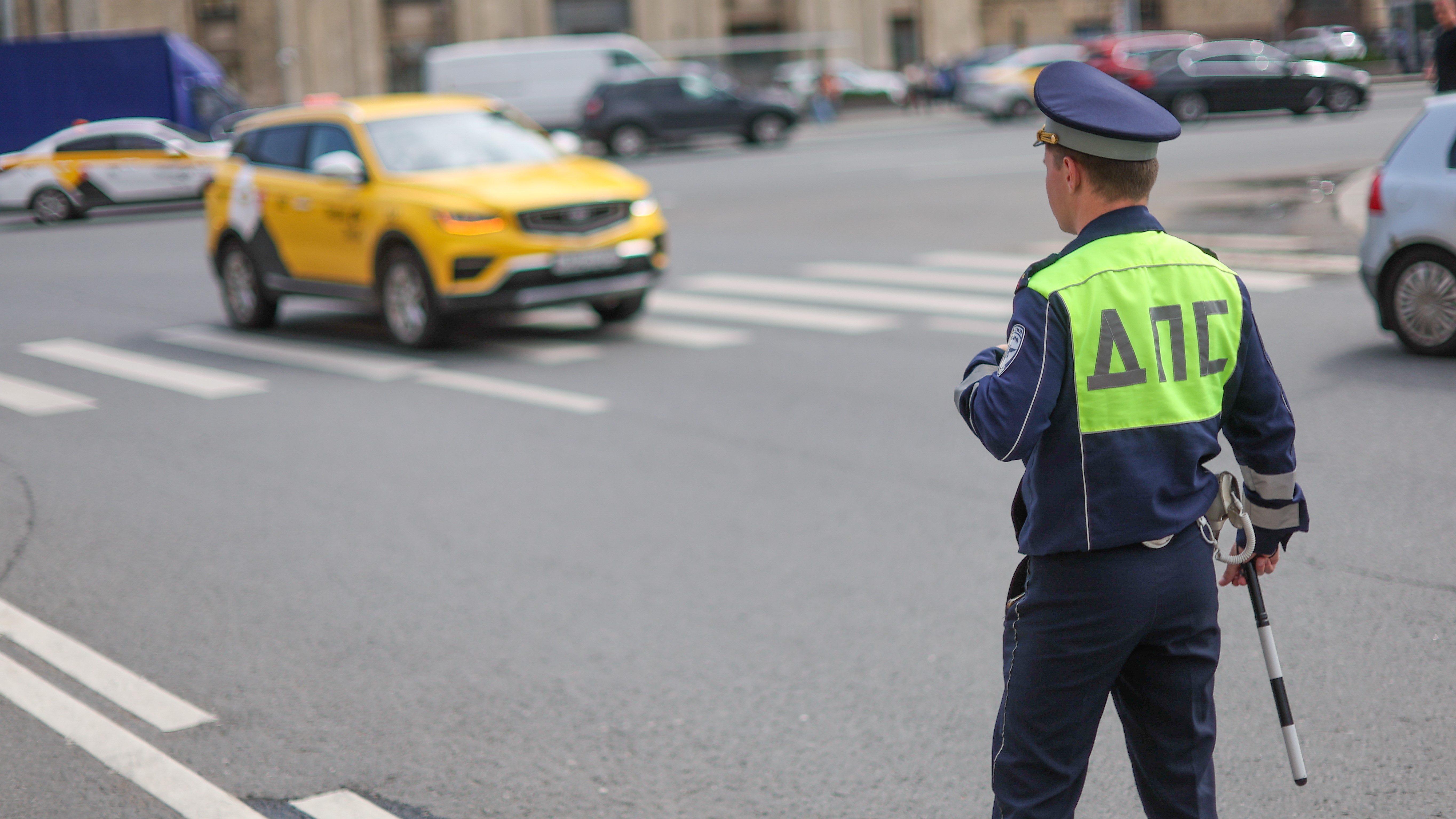 В Петербурге с начала года проверили свыше 10 тысяч машин такси и автобусов