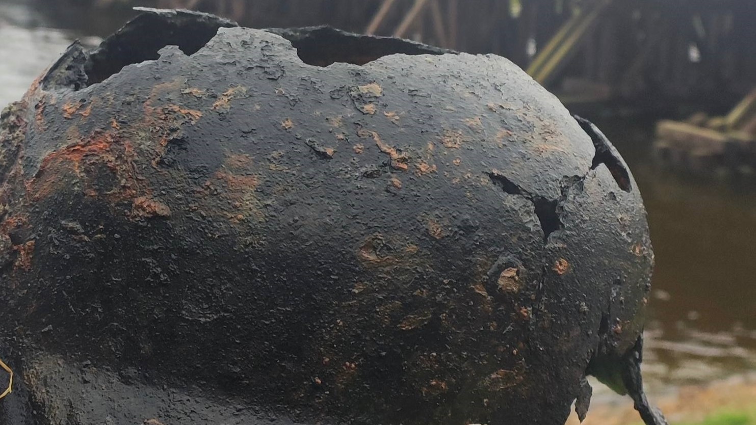 Водолазы Росгвардии нашли немецкую каску в Неве