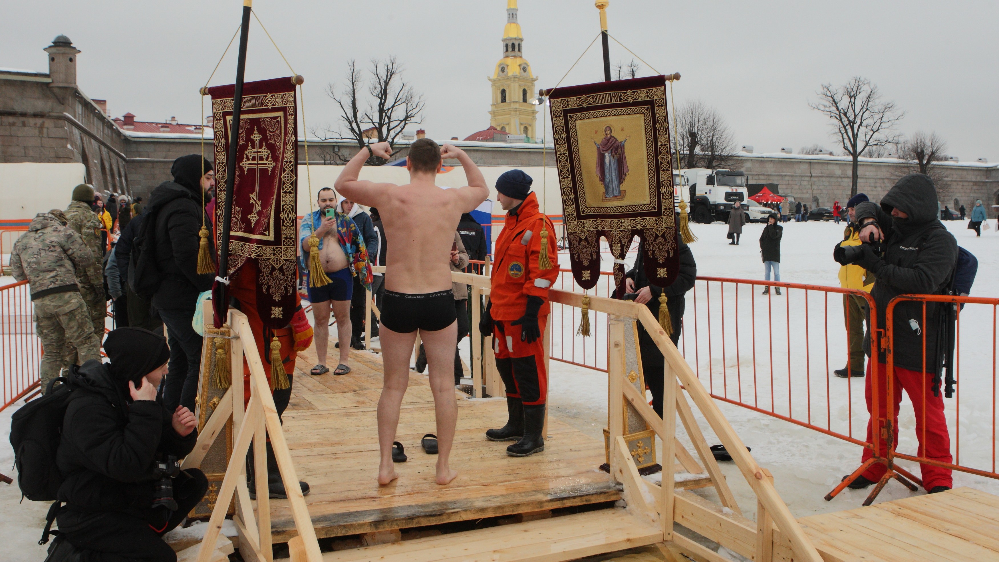 Окунуться в прорубь в Крещение планируют 14% жителей Петербурга
