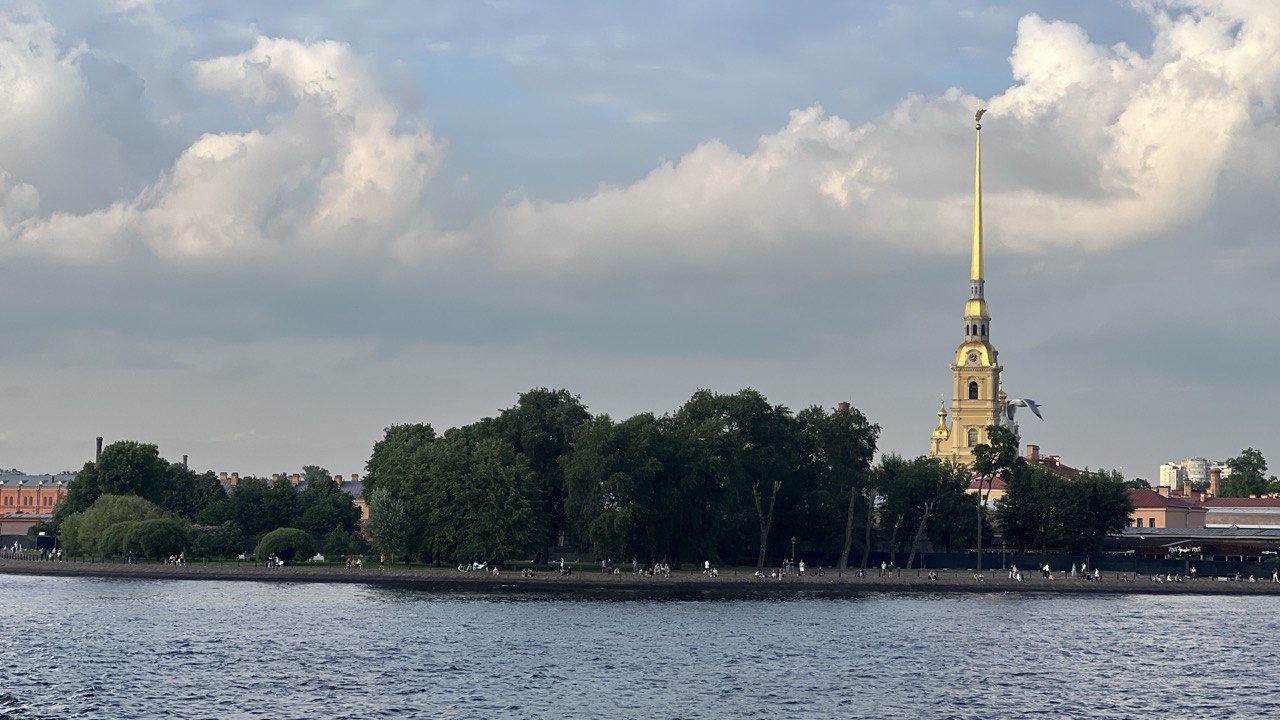В Петербурге объявлен «желтый» уровень опасности из-за сильного ветра
