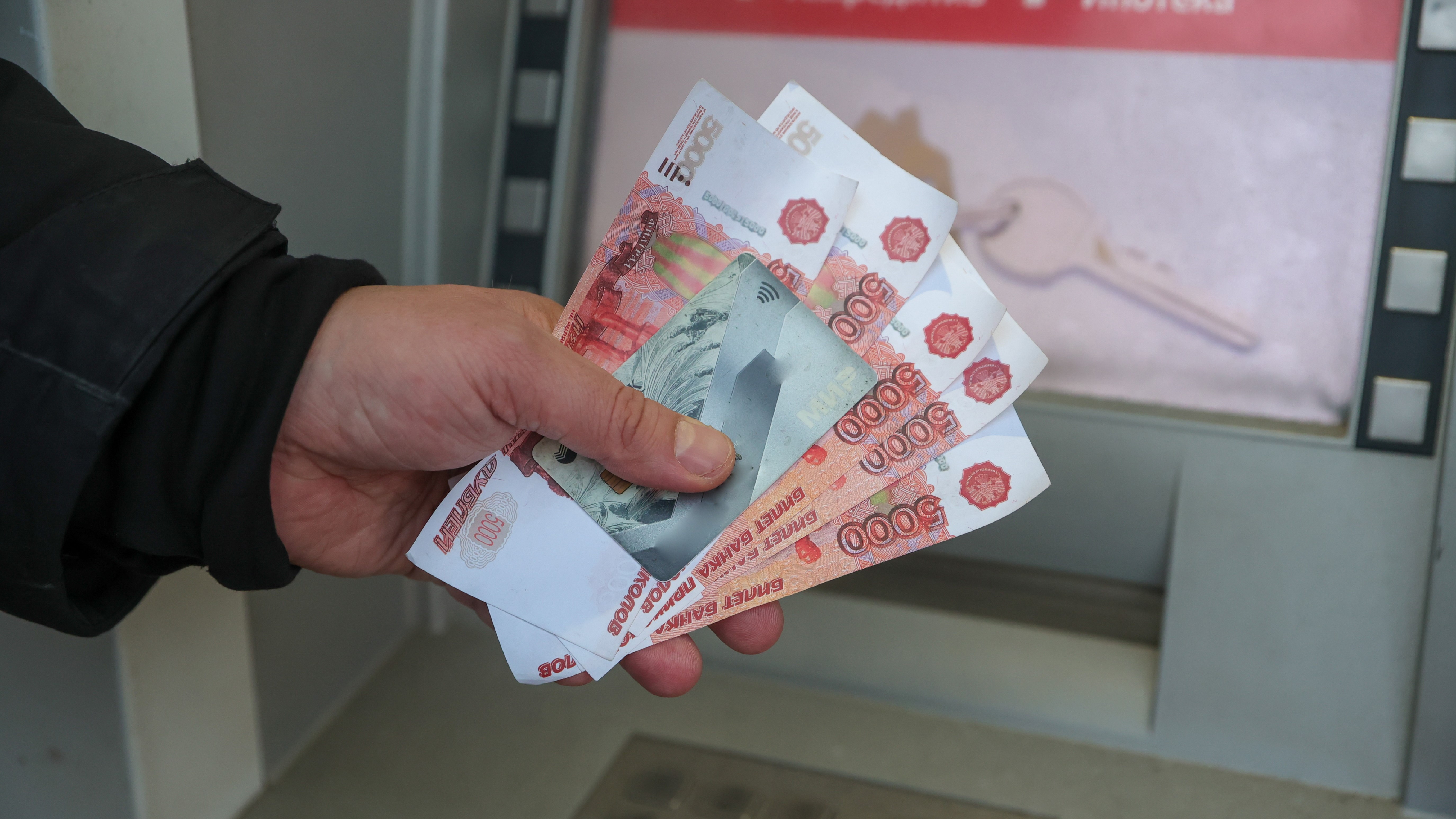 Средний размер выданных потребкредитов в июне вырос на 7,9%