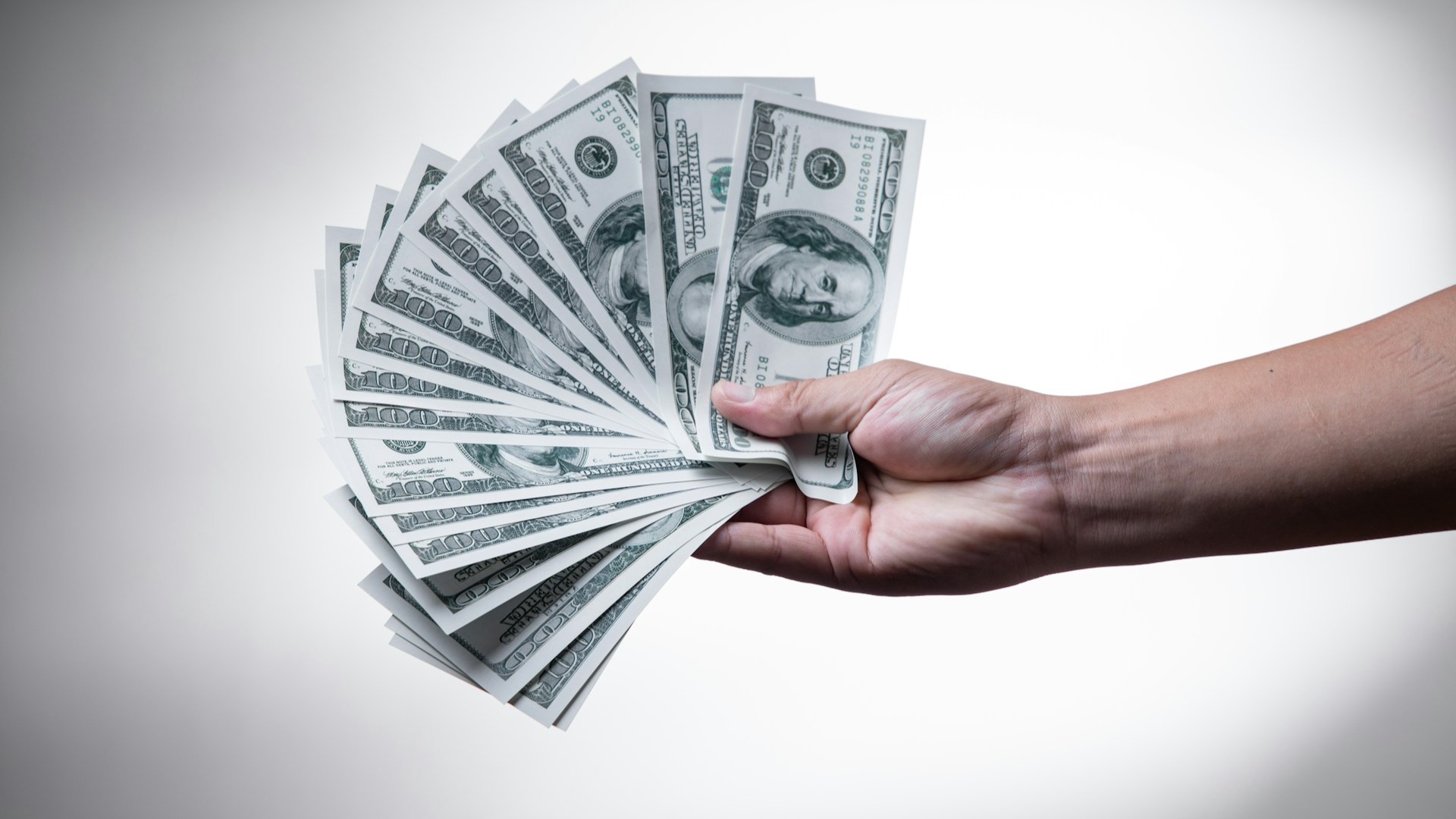 Центробанк повысил курс доллара на 7-9 февраля до 77,05 рубля