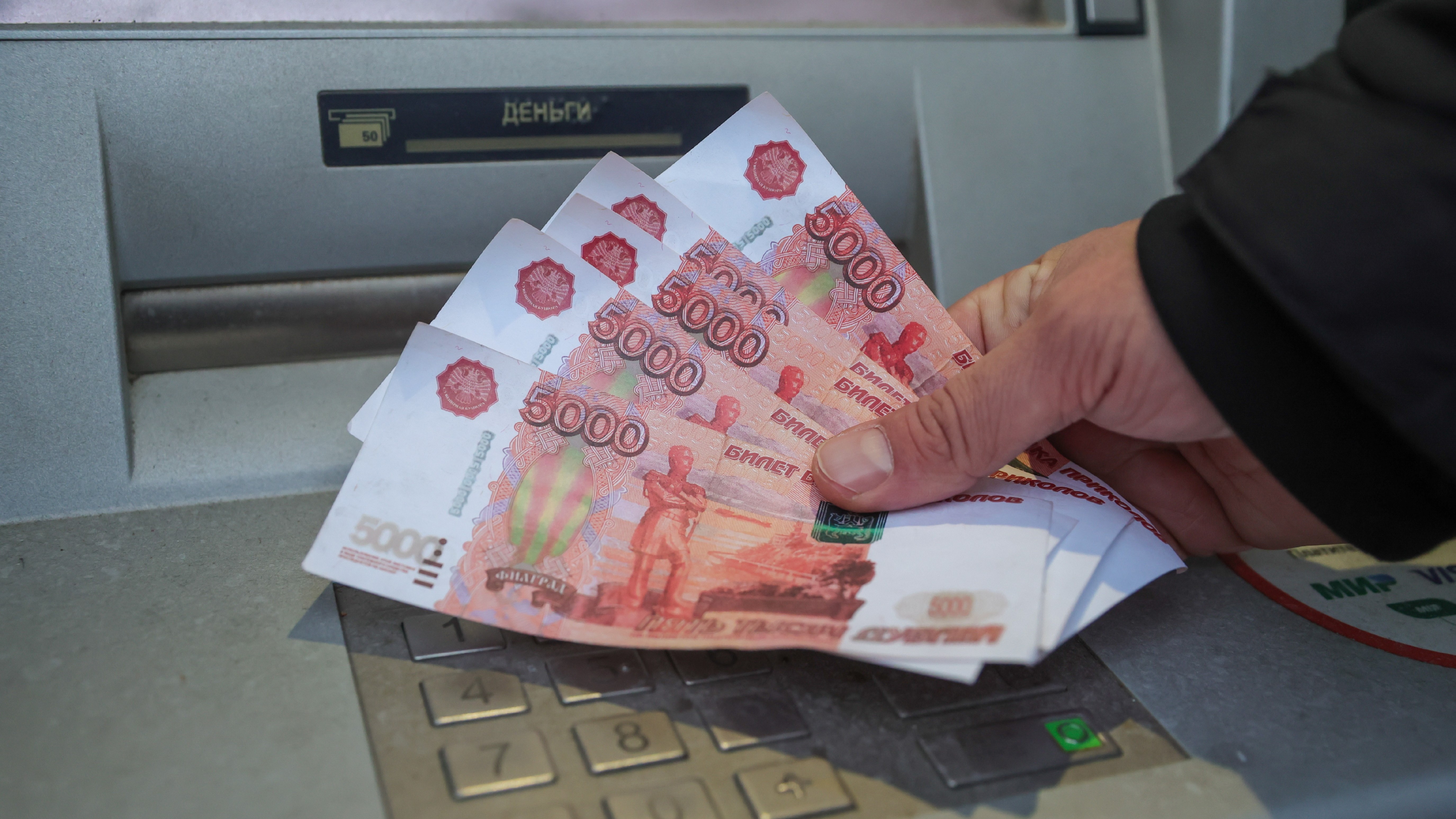 Треть компаний в Петербурге увеличили зарплаты сотрудникам