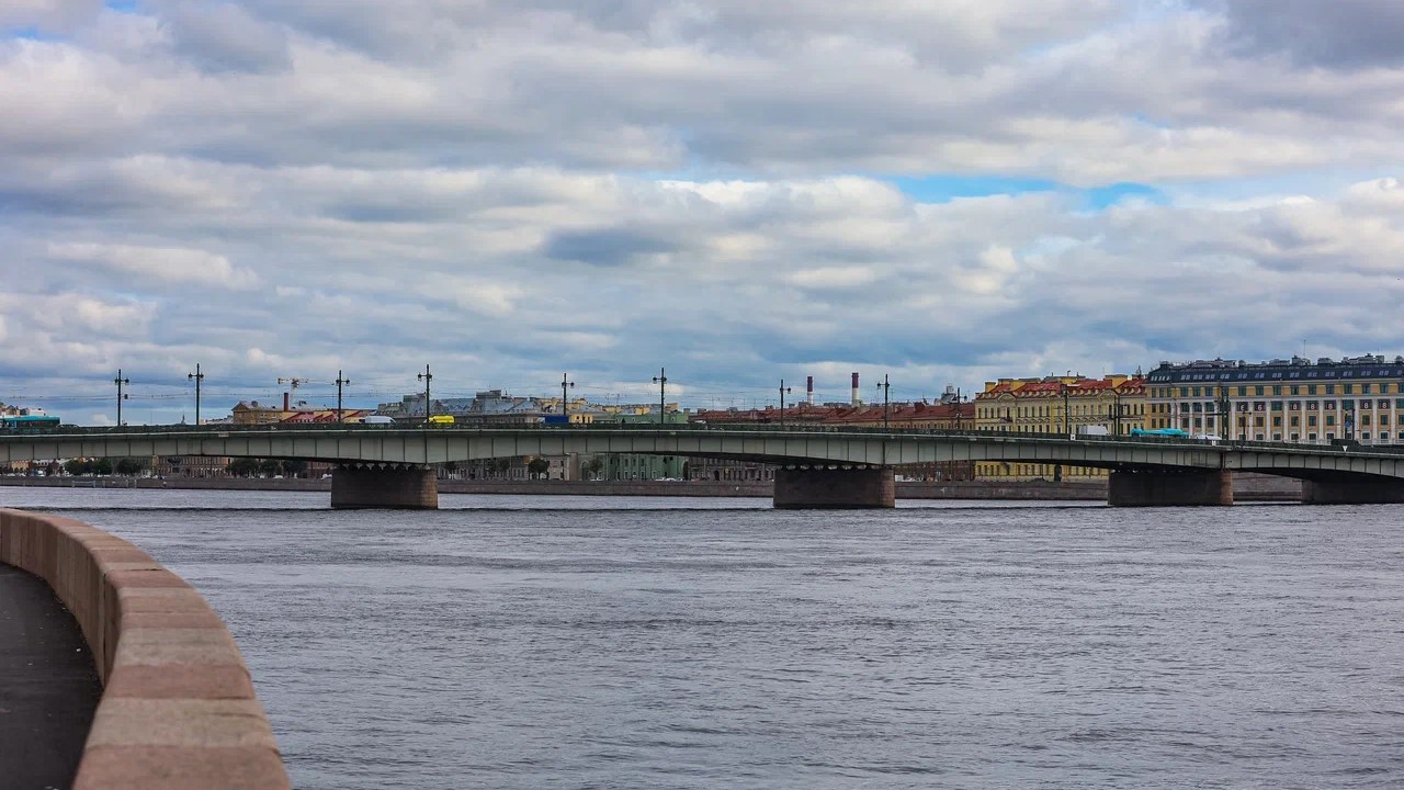 На Литейном мосту в Петербурге ограничили движение из-за ремонта тротуаров 