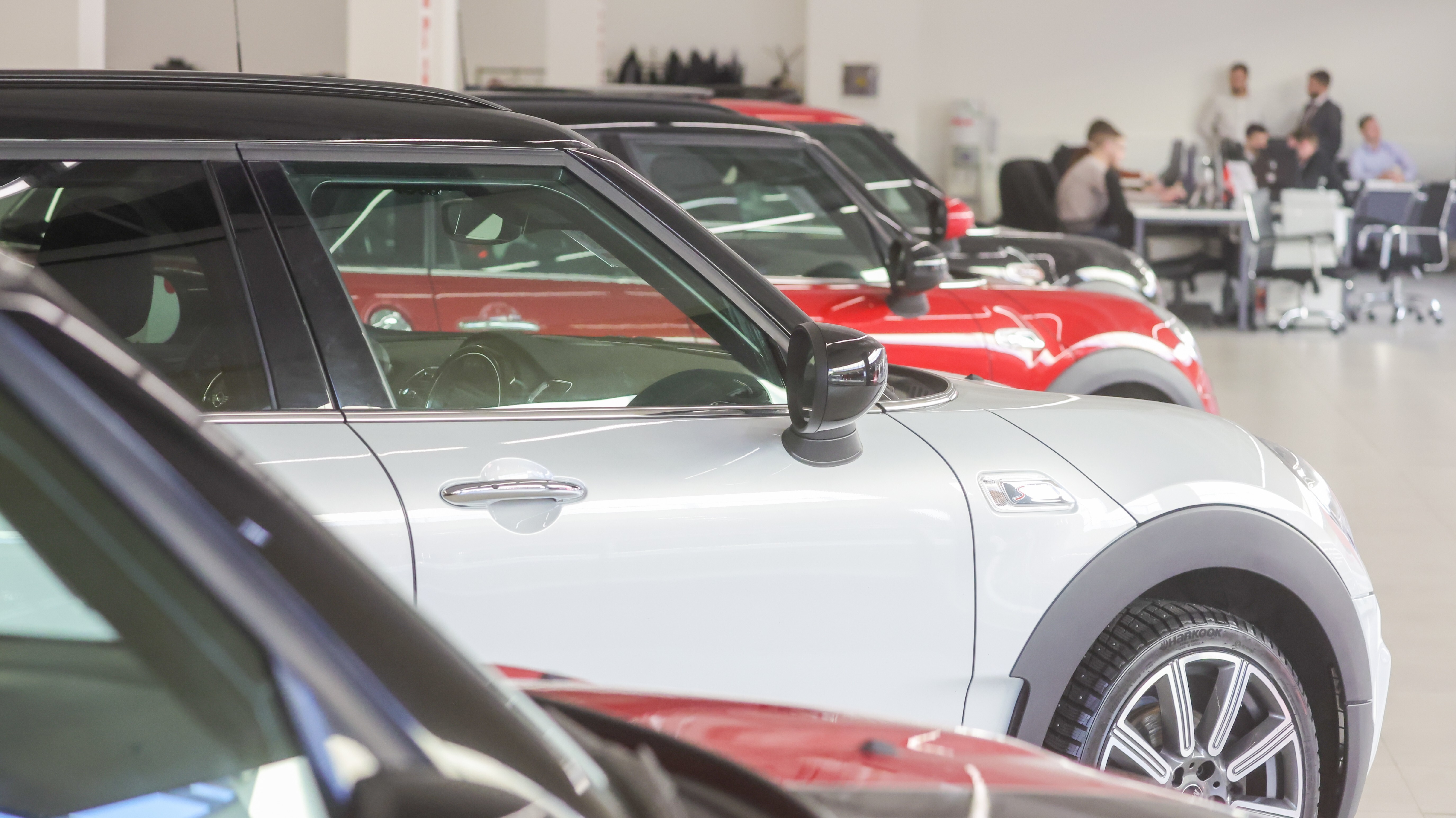 Продажи легковых автомобилей в РФ выросли за неделю на 15,7%