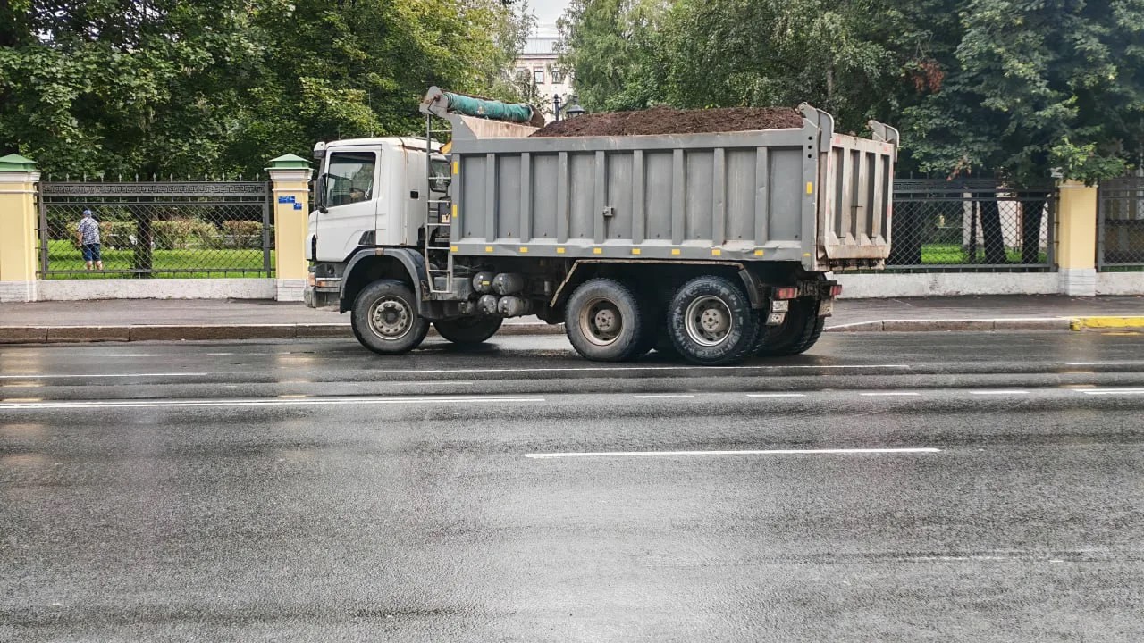 В Петербурге начали выборочную обработку дорог антигололедными реагентами