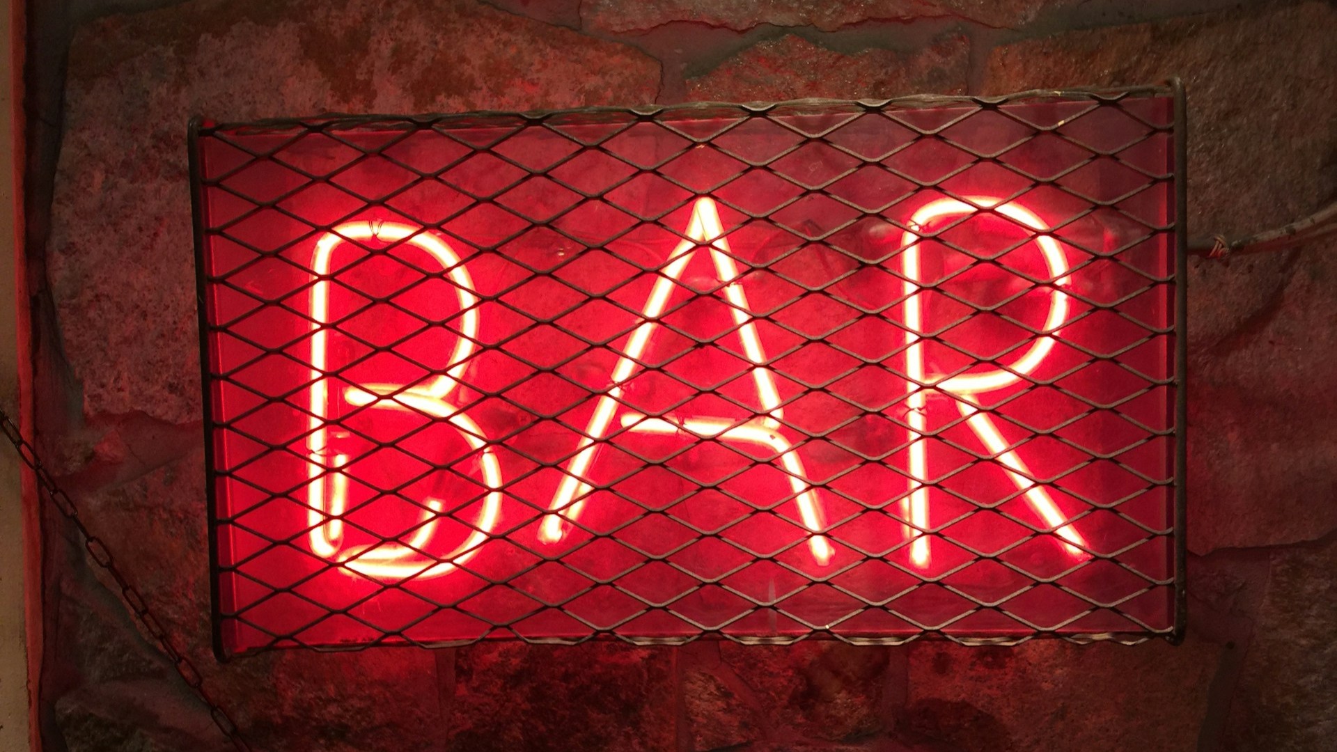 В Петербурге вынесли первое решение по закону о «наливайках»