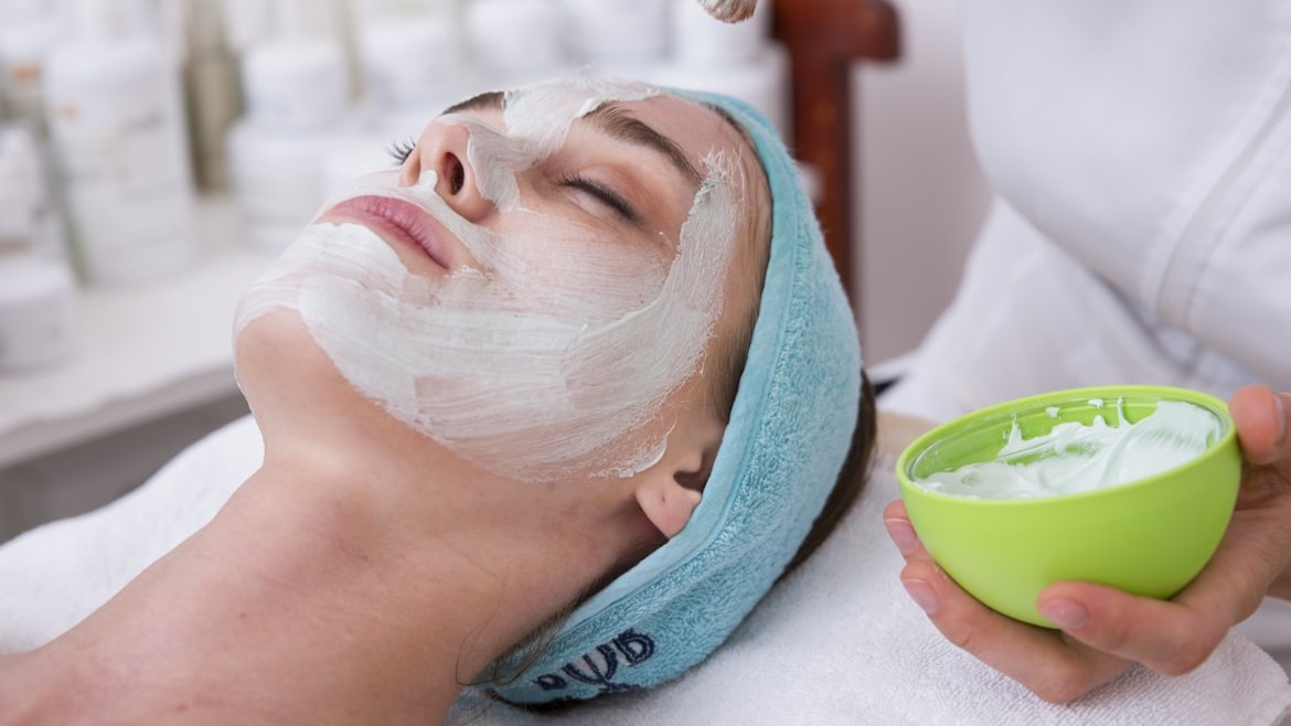 Страшно красиво: 40% косметологов в Петербурге могут работать в серую