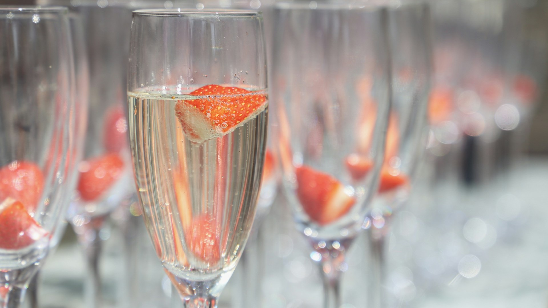 Средняя стоимость российского шампанского за год выросла на 10,2%