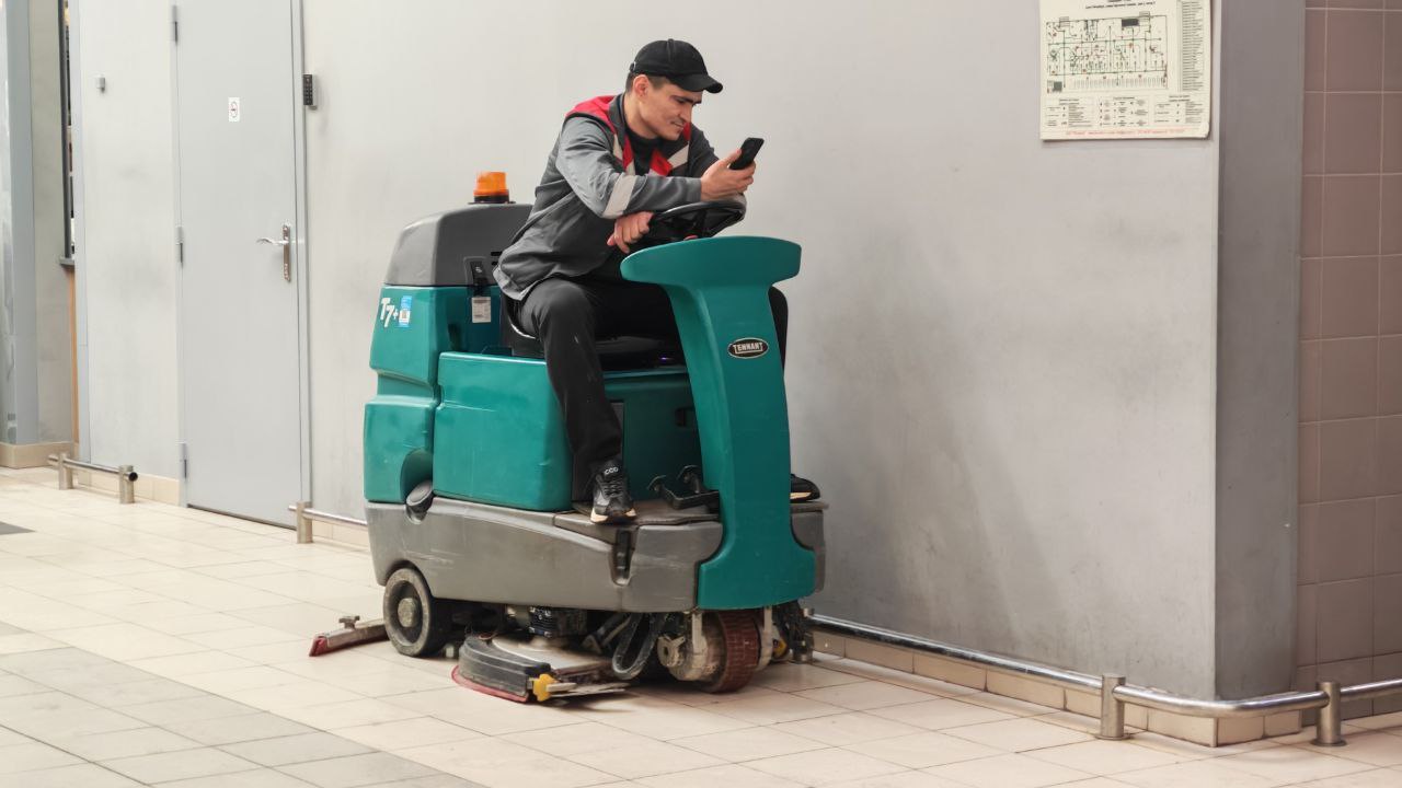 Мигрантам с патентами могут запретить работать в магазинах Петербурга