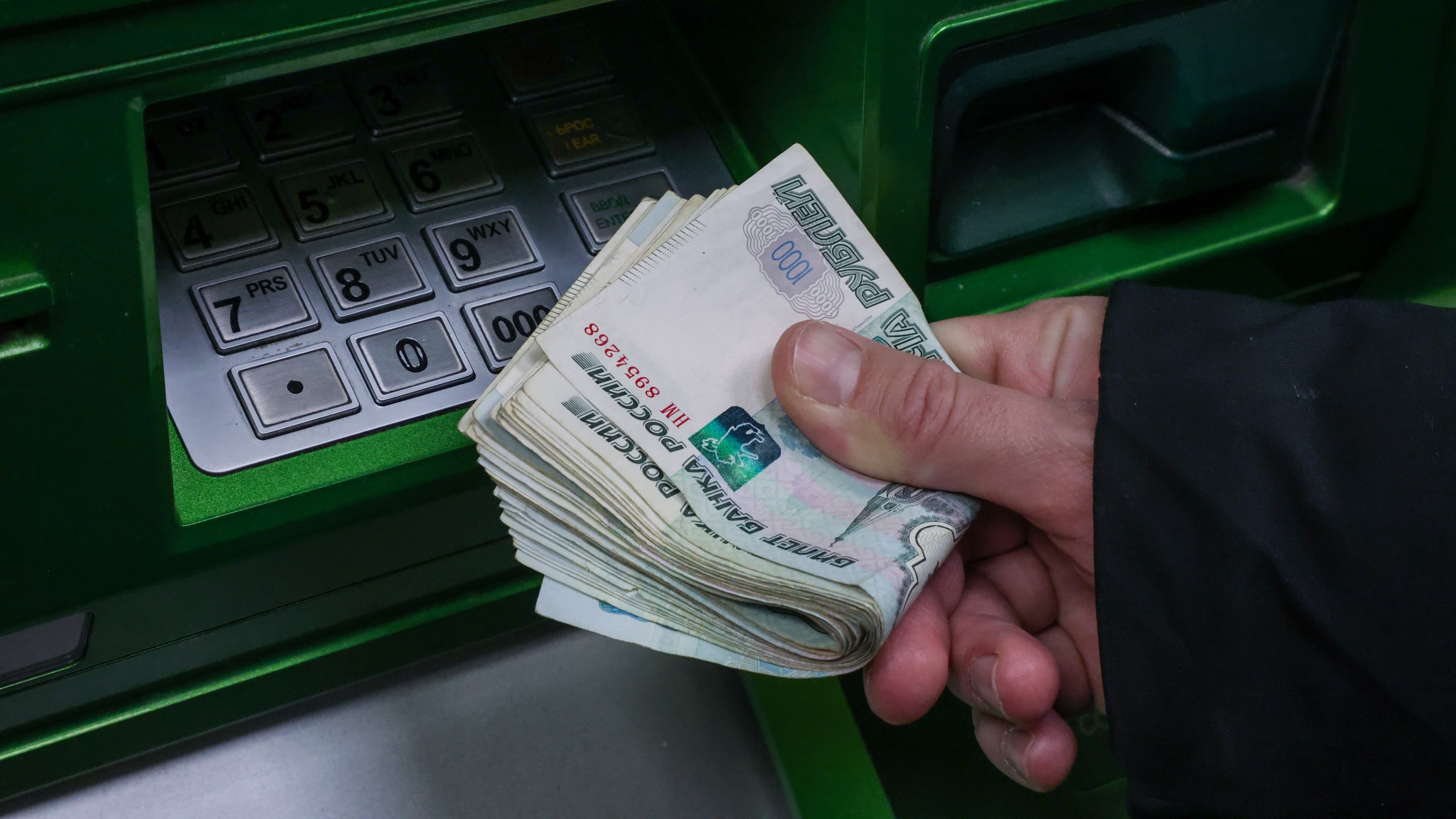 Петербург занял второе место в РФ по доле вакансий с зарплатой от 100 тыс. рублей