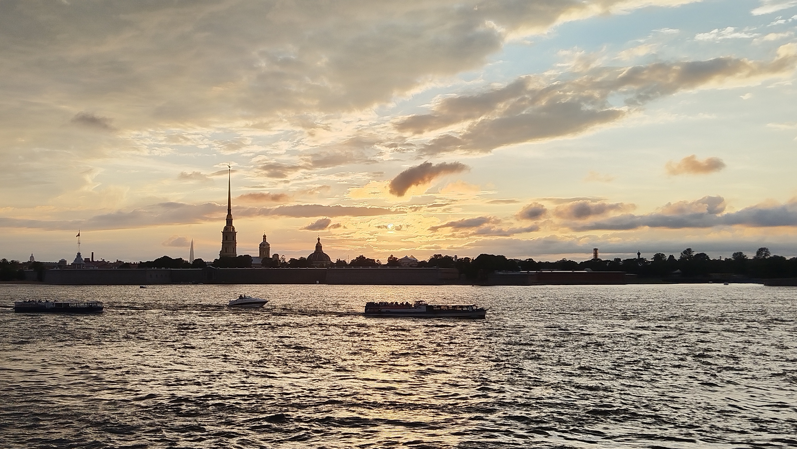 В Петербурге обсуждают возможный пересмотр запрета на ночные водные прогулки 