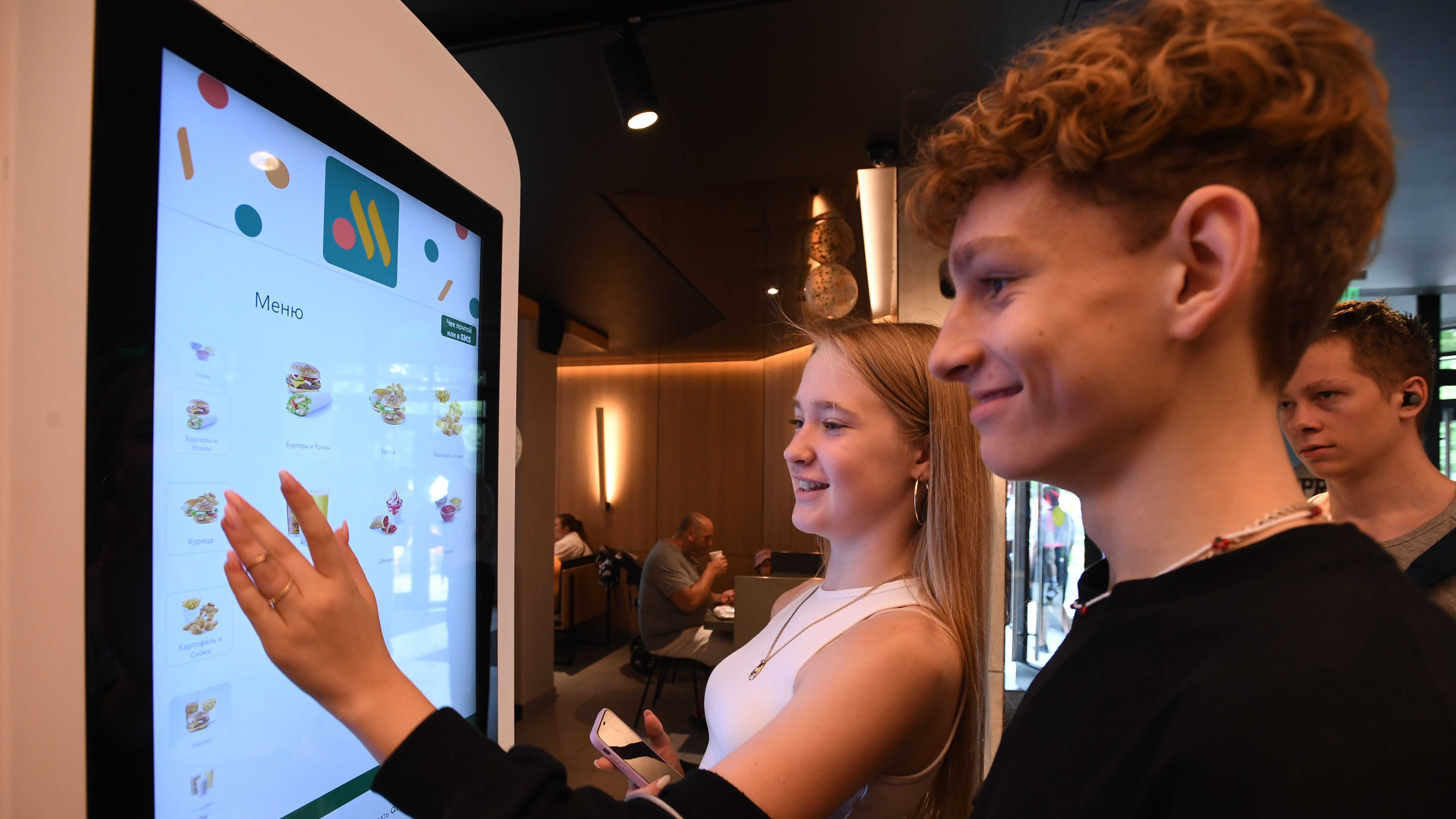 Средний чек россиян в фаст-фуде вырос за год до 752 рублей