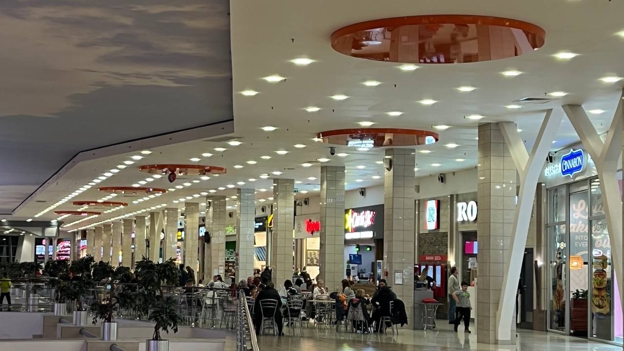 В ТЦ Петербурга выросло число посетителей на фоне ударов по складам маркетплейсов