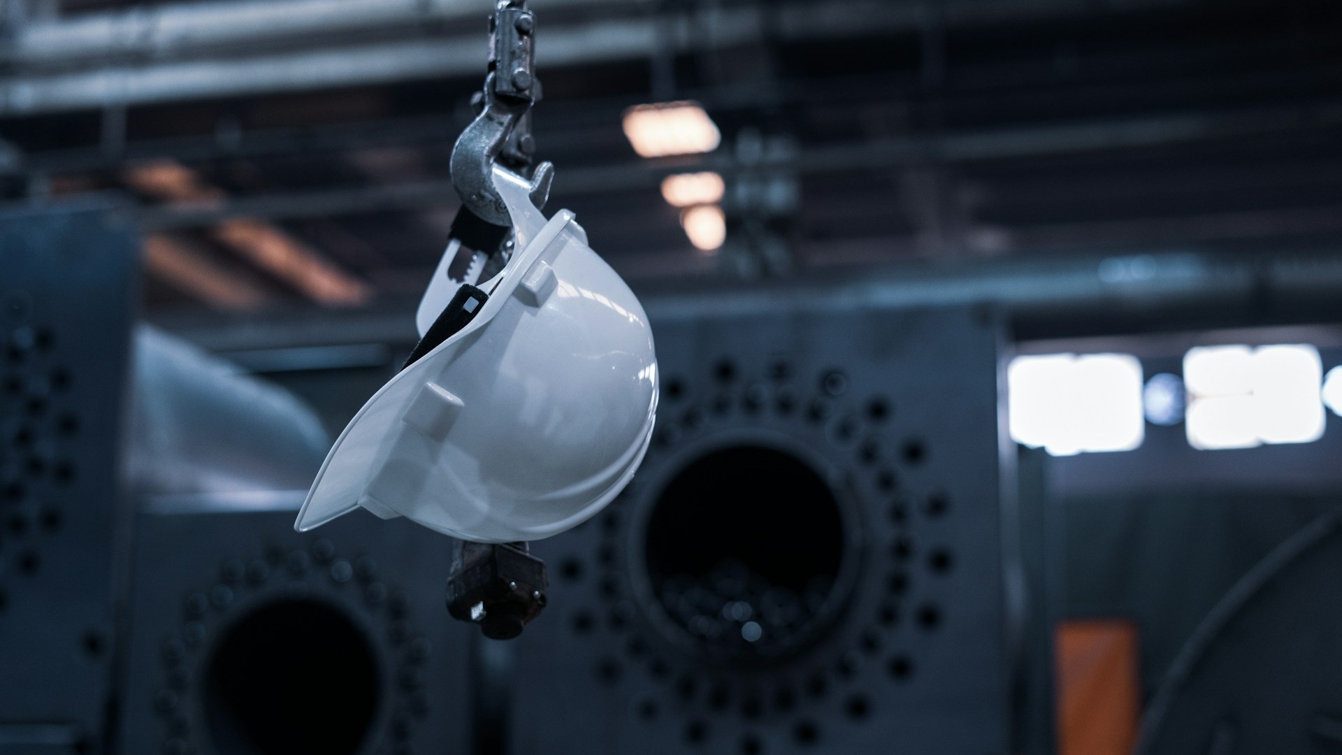 Смольный меняет приоритеты с крупной торговли и строительства на промышленность