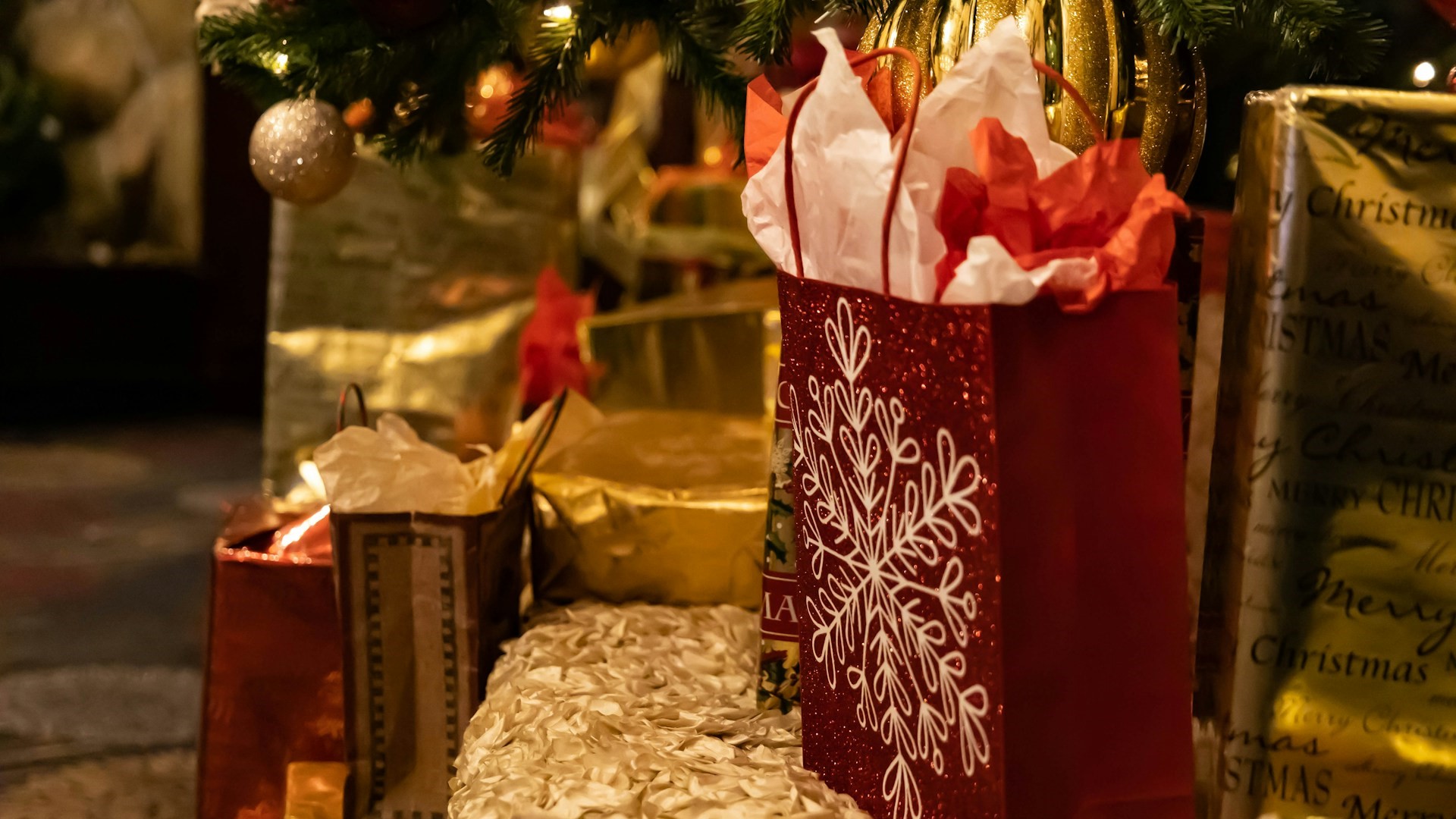 Треть компаний в России предпочитает дарить сотрудникам подарочные сертификаты