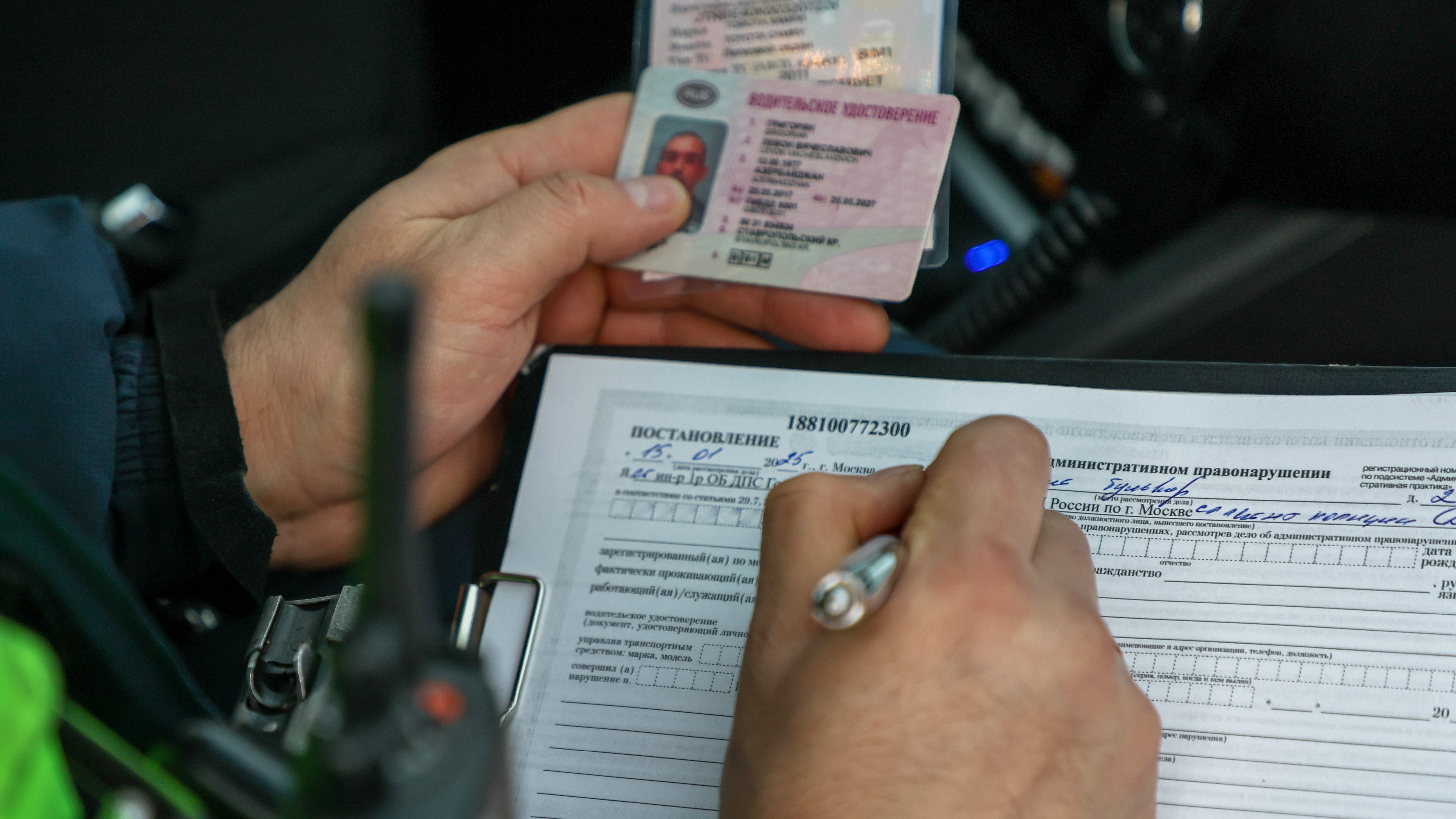 Продлить водительские права в новогодние праздники можно будет с 3 или 4 января