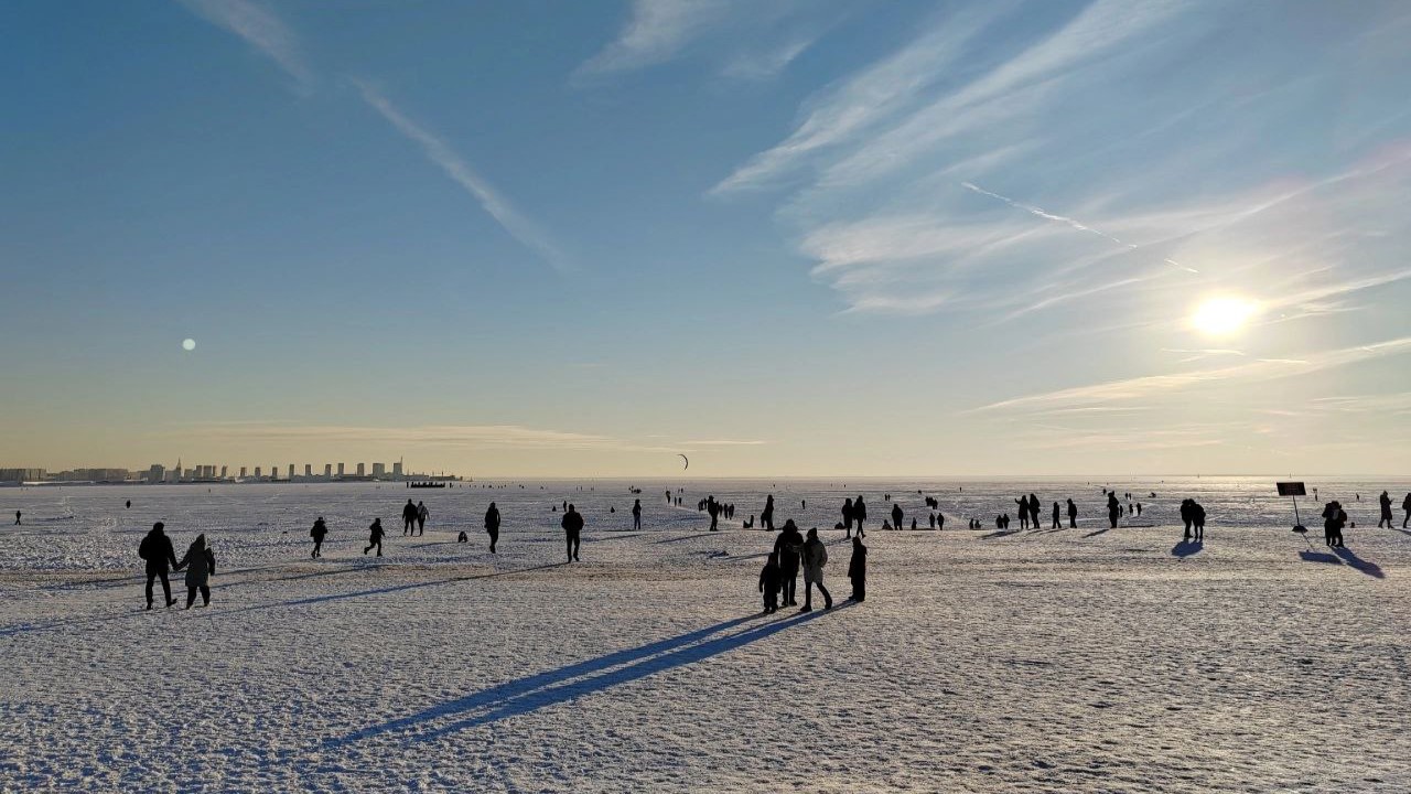 Более 200 рыбаков избежали штрафов за выход на лед Финского залива 