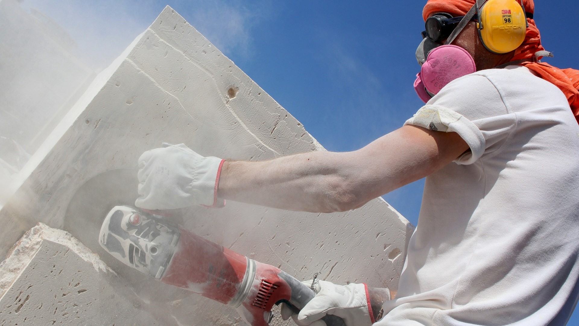 Самыми востребованными специалистами по ремонту стали монтажники балконов