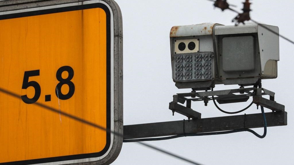 В России предложили запретить рекламу на дорожных знаках