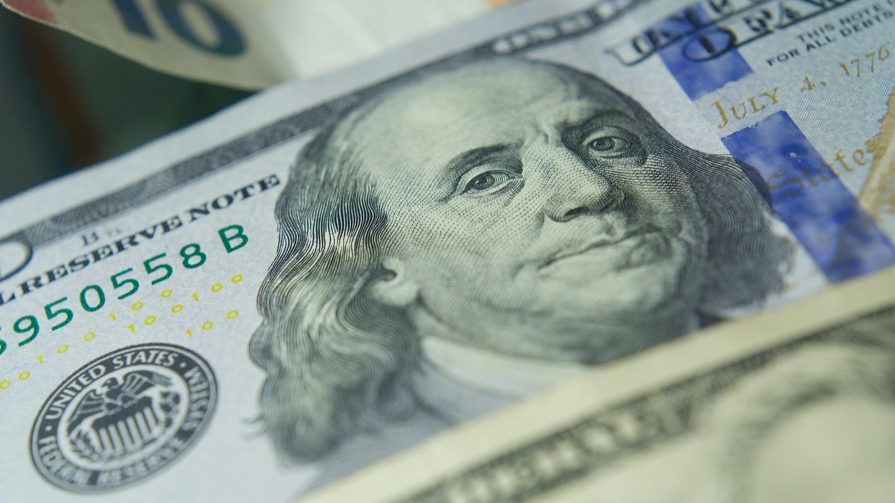 Центробанк понизил курс доллара на 14 мая до 80,55 рубля