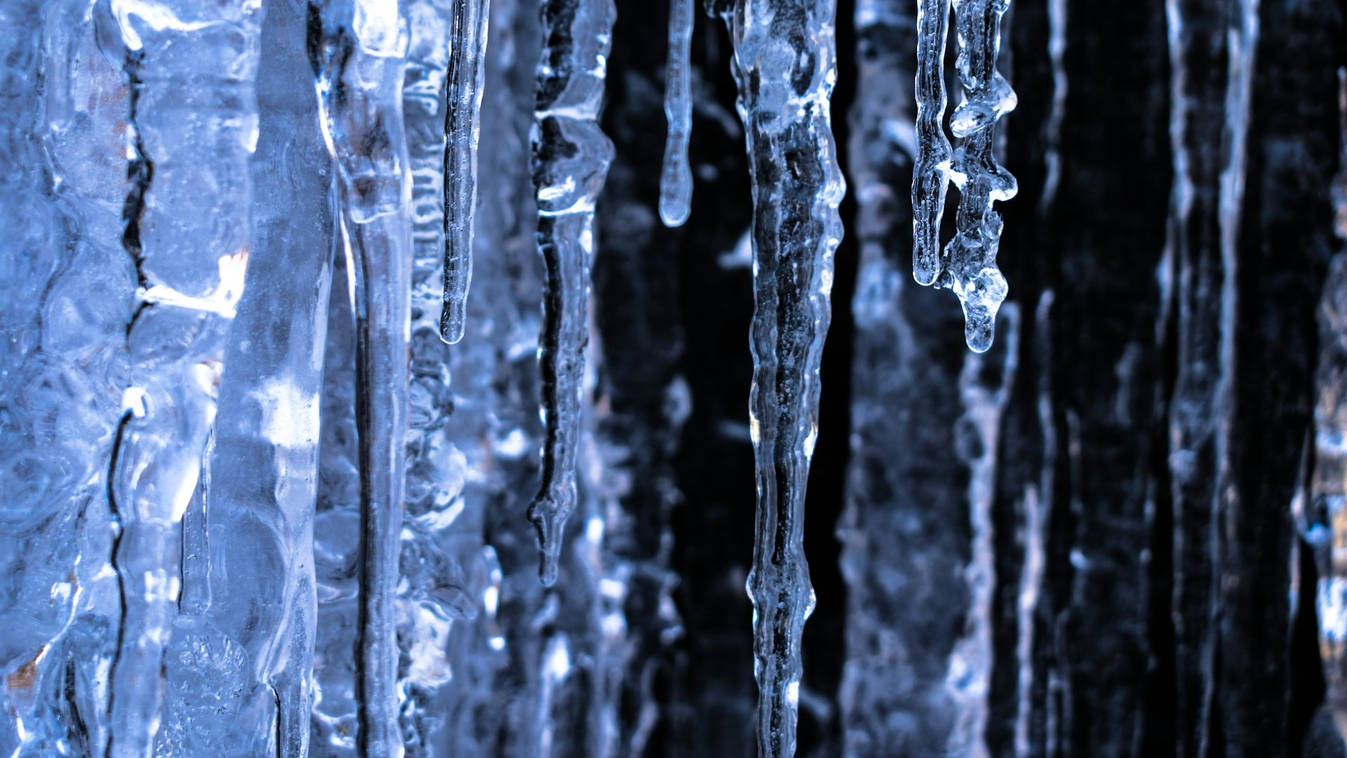 СК напомнил управляющим компаниям Петербурга об ответственности за сосульки