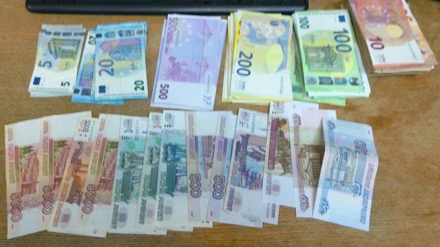 Пассажирку автобуса задержали на границе РФ под Псковом за контрабанду наличных