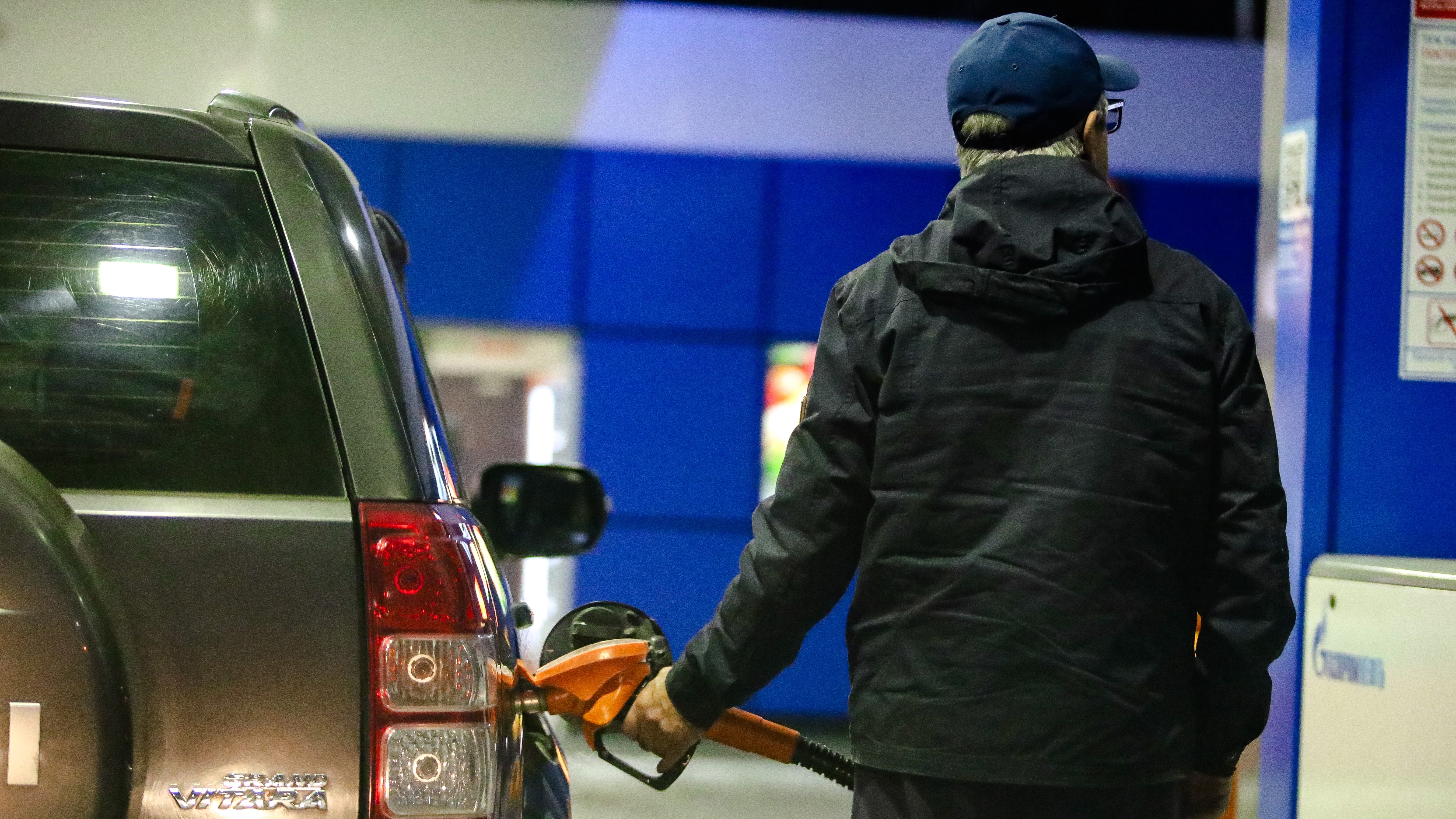 Бензин в России за неделю подорожал в среднем на 16 копеек