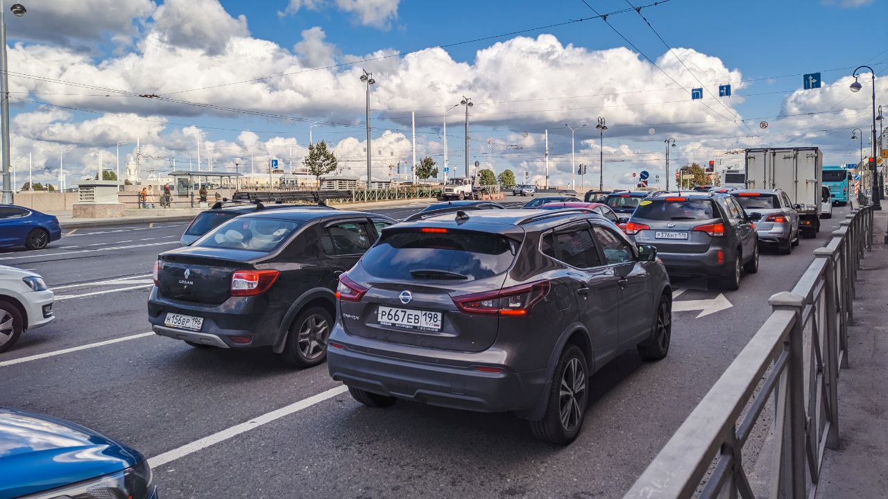 Петербург не вошел в десятку регионов по доступности автомобилей