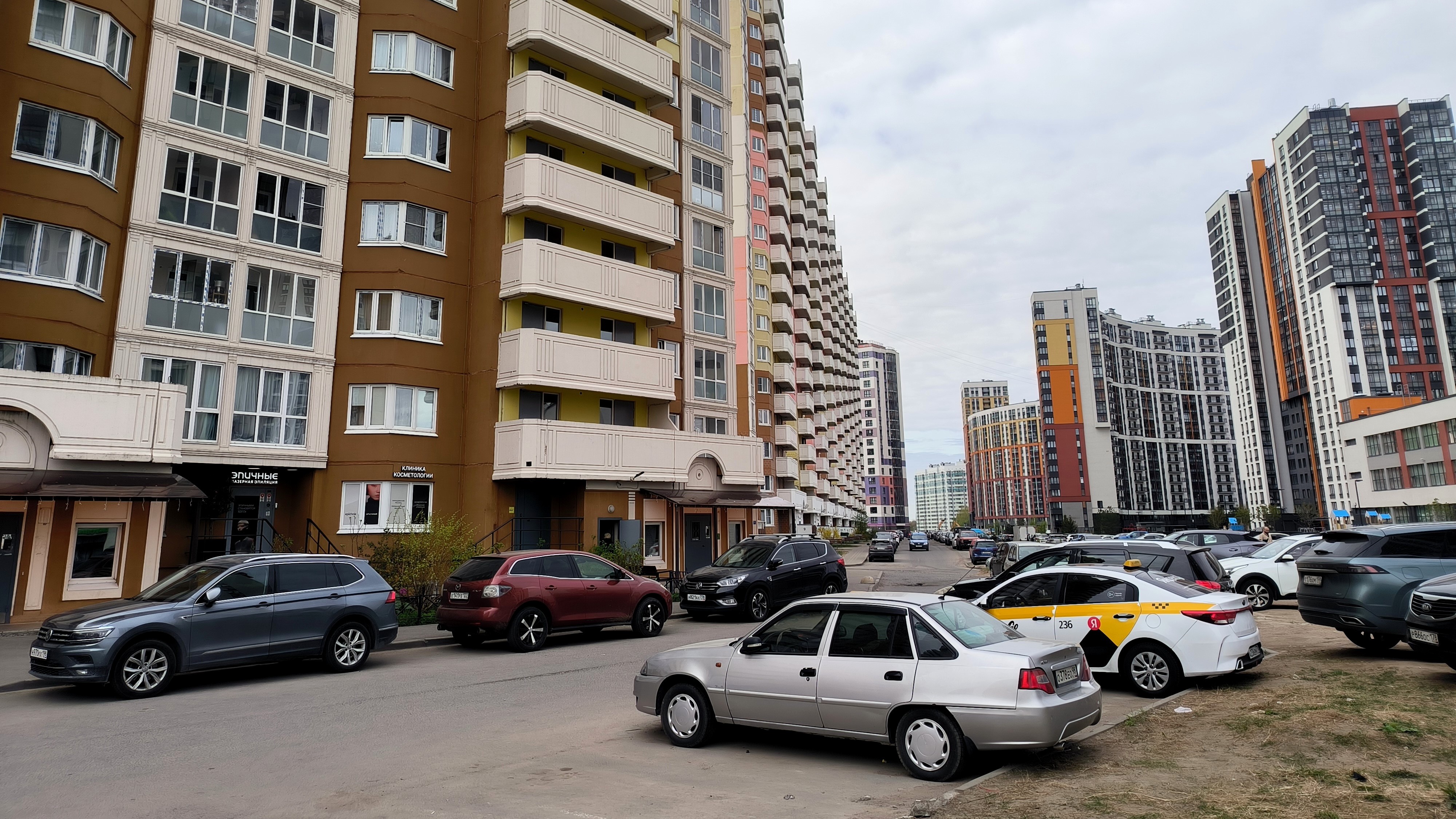 В Петербурге вступили в силу измененные правила парковки во дворах