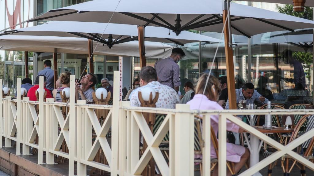 Запреты в силе: горожане и туристы вновь остались без летних террас на Невском