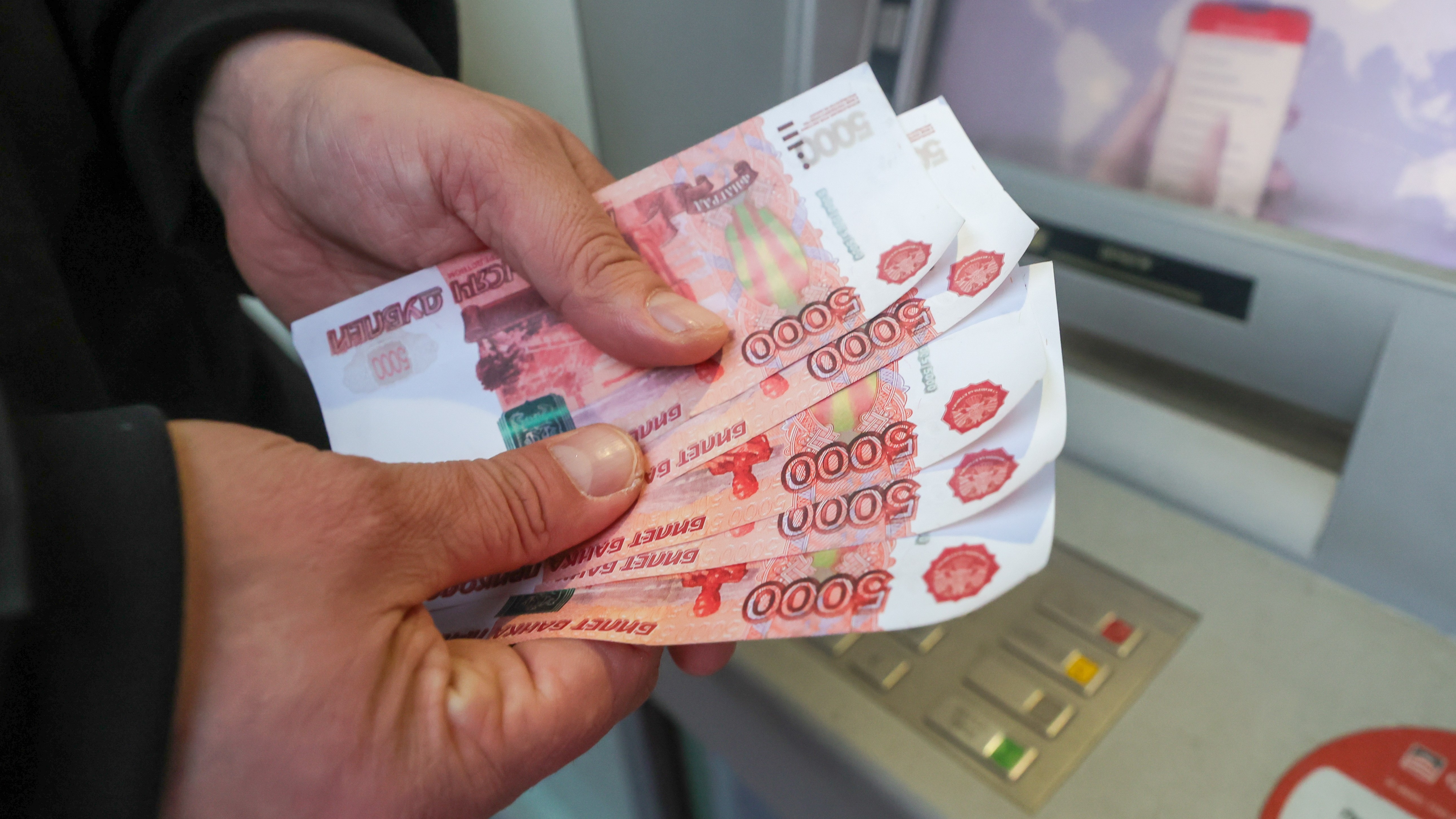 Средняя зарплата в 14 регионах РФ превысила 100 тысяч рублей