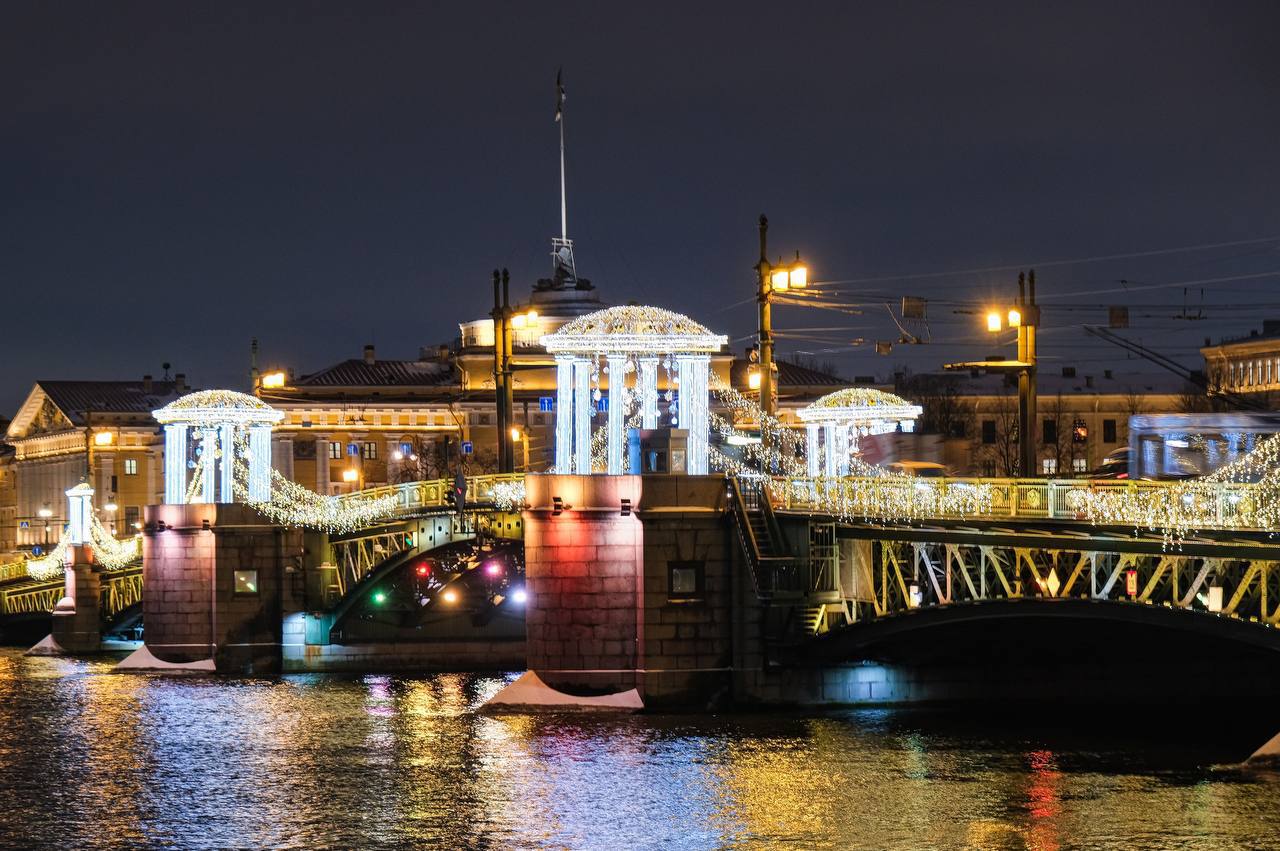 Праздничная подсветка украсила Дворцовый и Троицкий мосты в канун Рождества