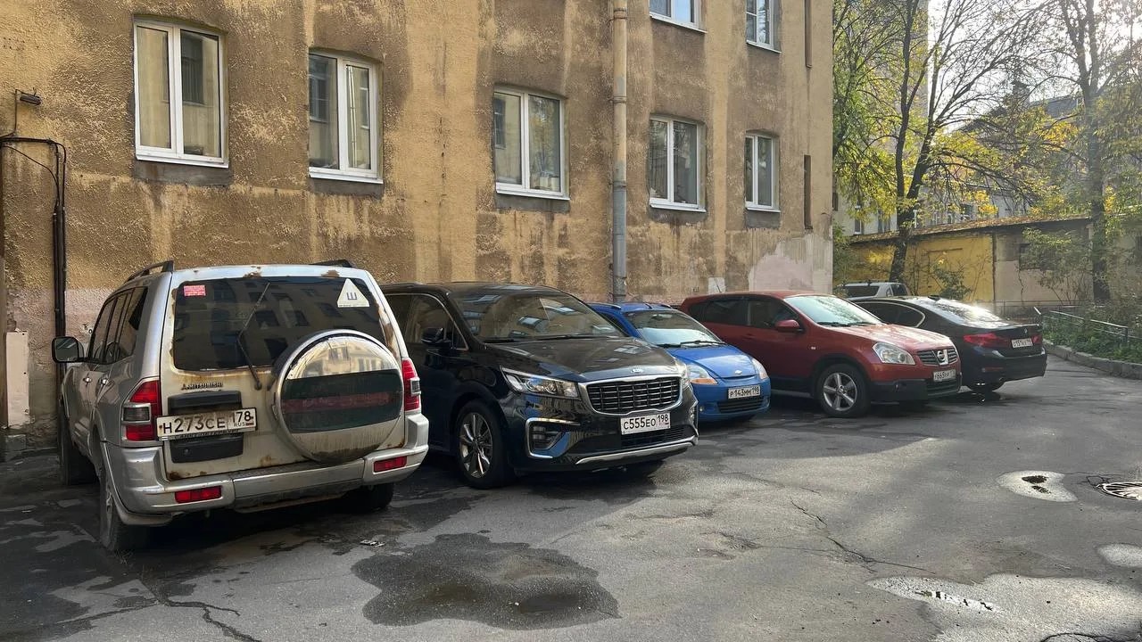 Более 600 брошенных машин отправили на спецстоянки в Петербурге за полгода