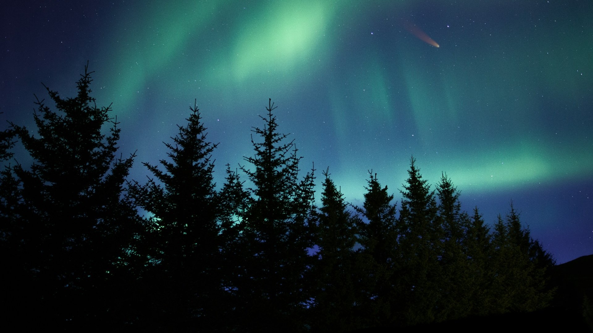 Полярные сияния и слабые магнитные бури ожидаются в РФ в новогоднюю ночь