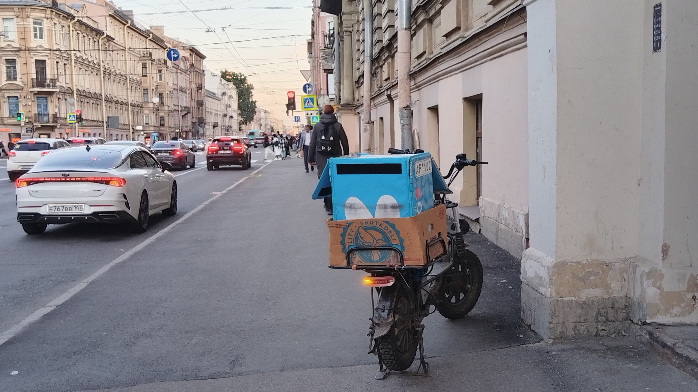 Петербуржцы могут пожаловаться на нарушивших ПДД курьеров через чат-бот
