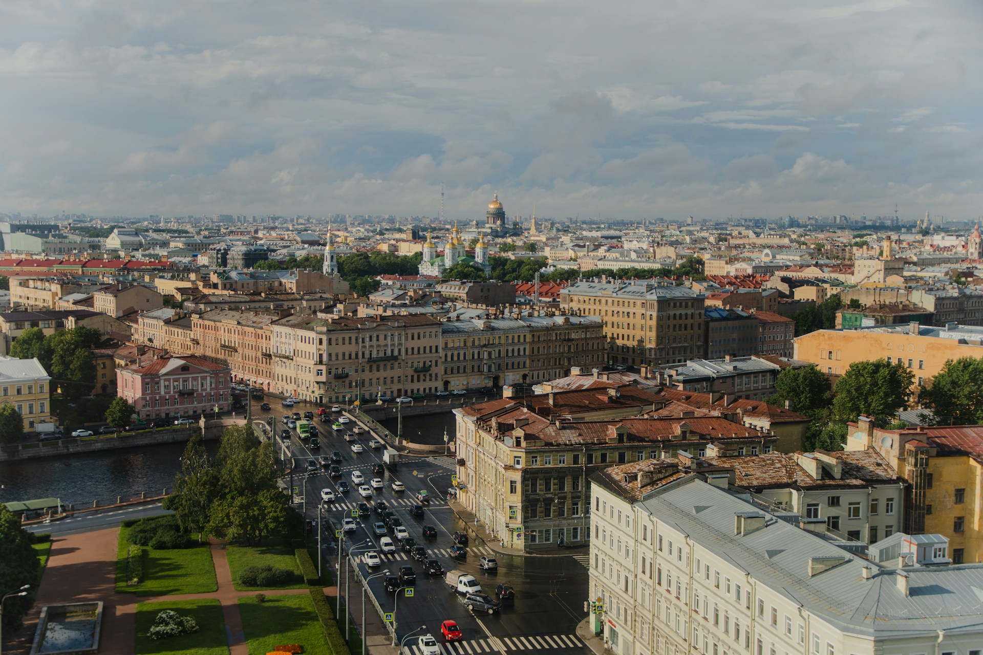 Темпы продаж петербургских новостроек на треть отстали от московских