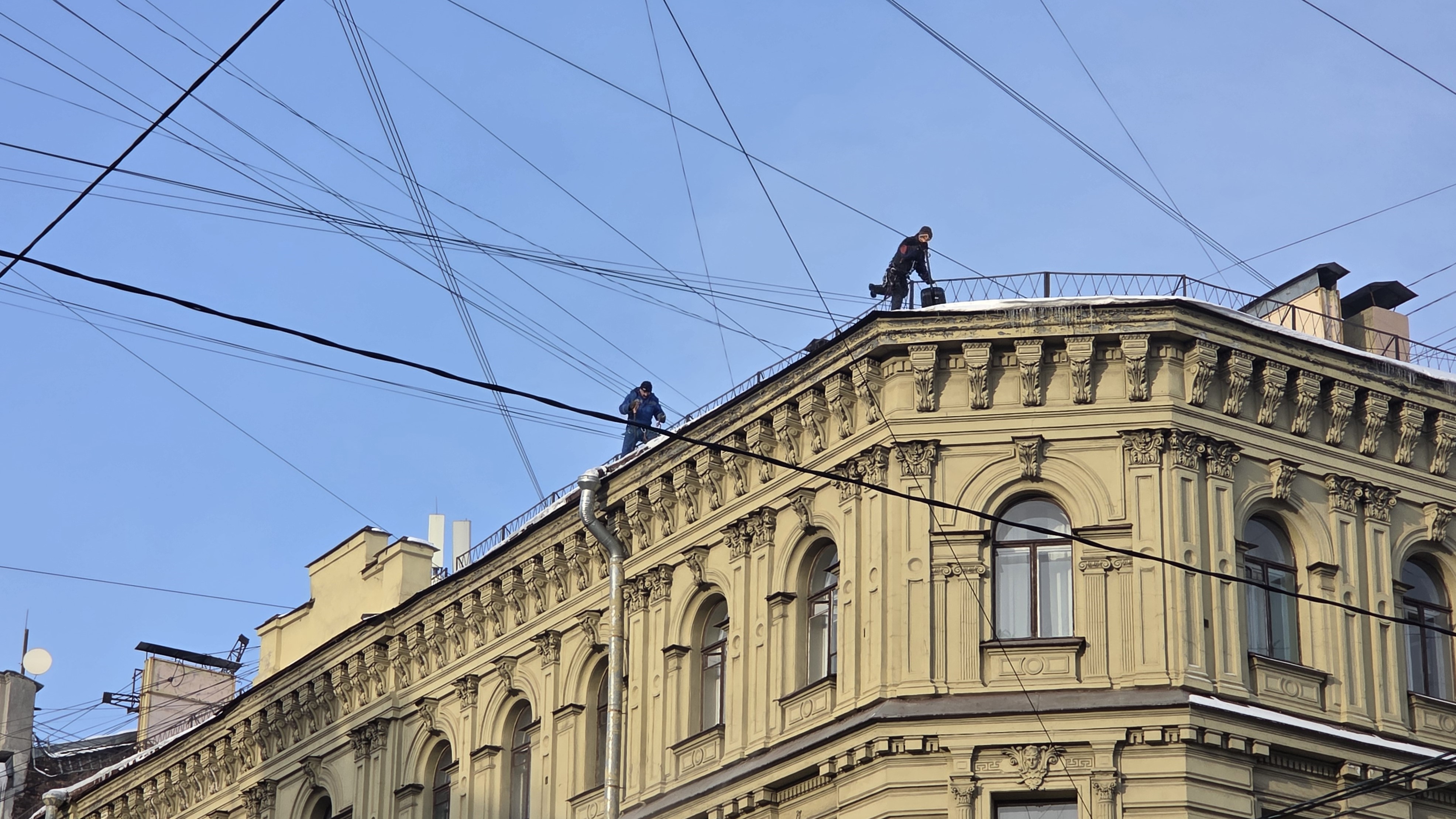 В Смольном оценили целесообразность привлечения студентов к уборке снега