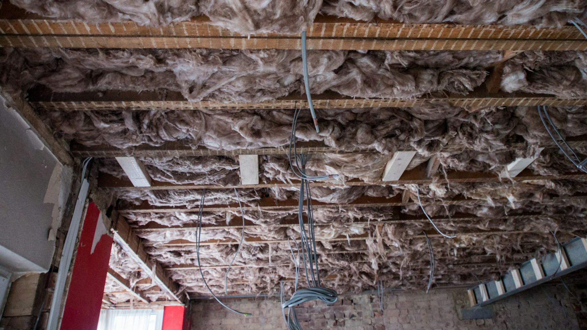 Спрос на шумоизоляцию потолка в Петербурге вырос в 3,9 раза