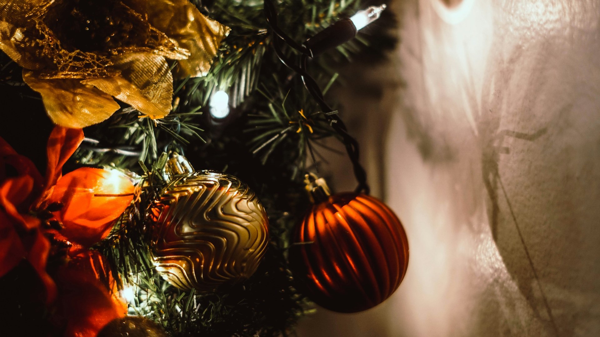 В Петербурге напомнили о штрафах за неправильное украшение парадных 