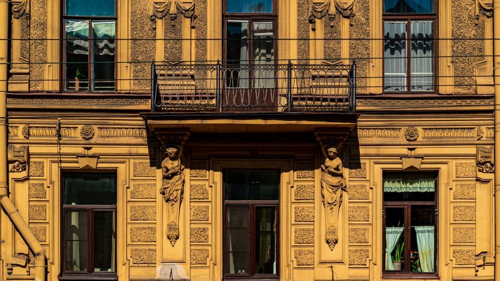 В Петербурге обновят фасады сотен зданий и реконструируют крупнейший ТЦ   