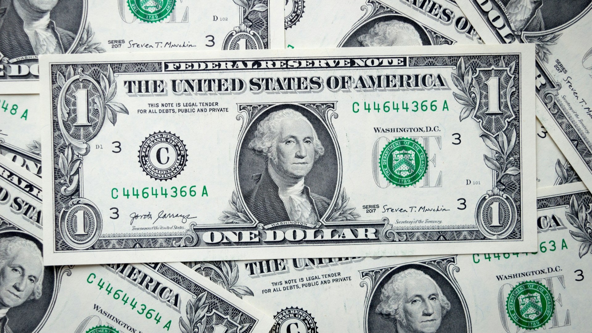 Центробанк понизил курс доллара на 5 февраля до 76,91 рубля