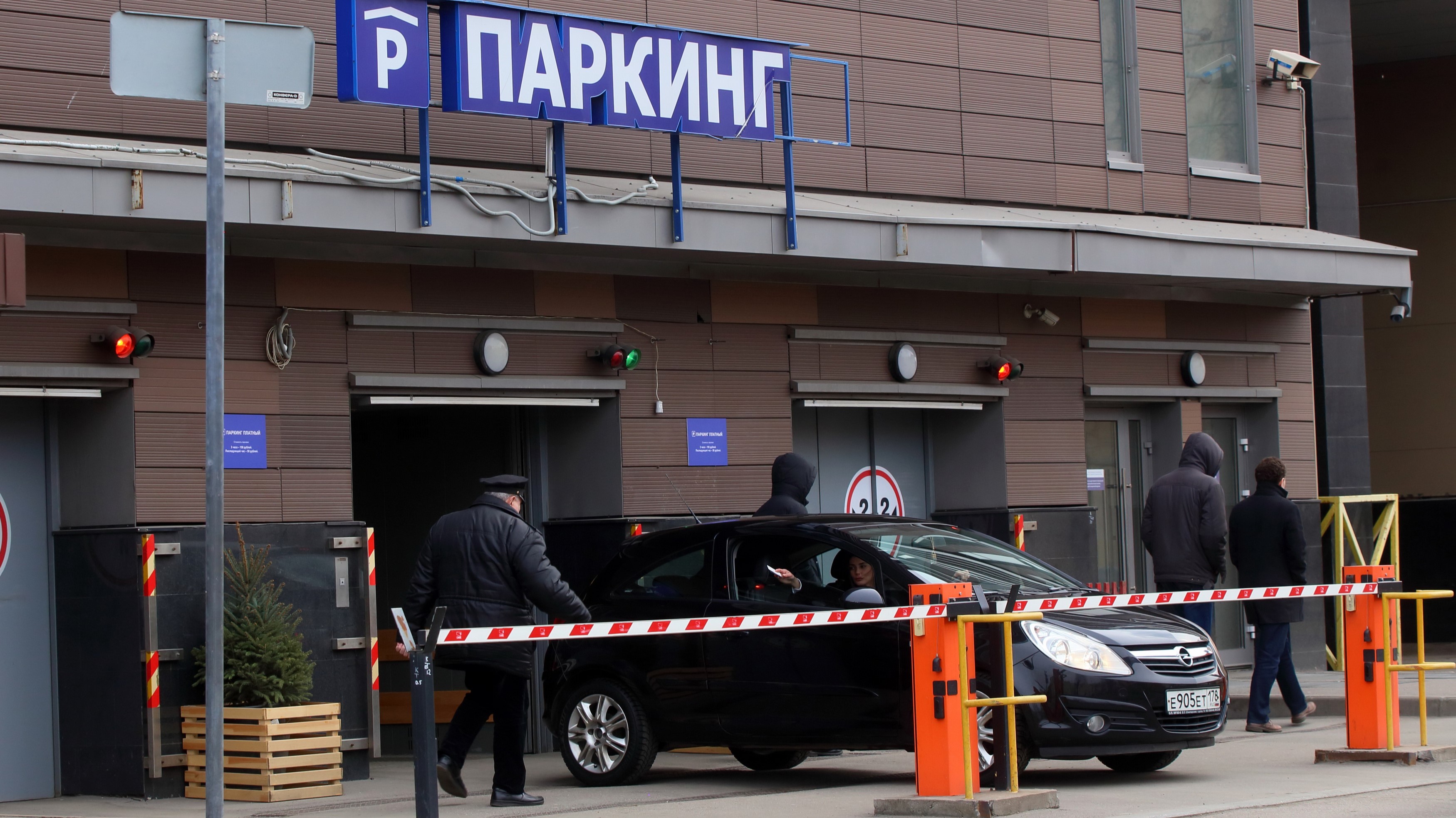 В Петербурге машино-места в новостройках подорожали в 1,5 раза